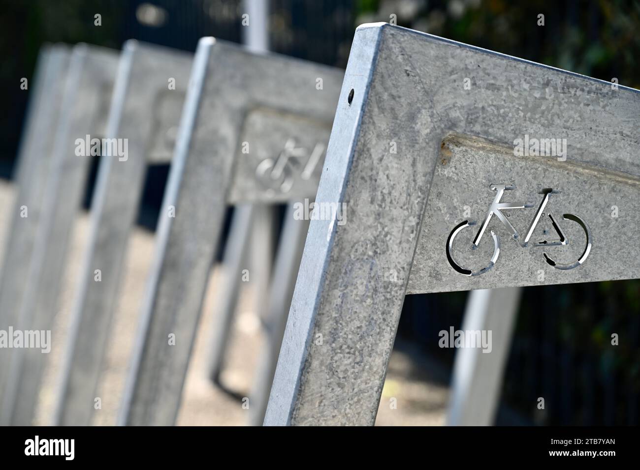 Riparo per biciclette con supporti per biciclette in acciaio rinforzato Foto Stock