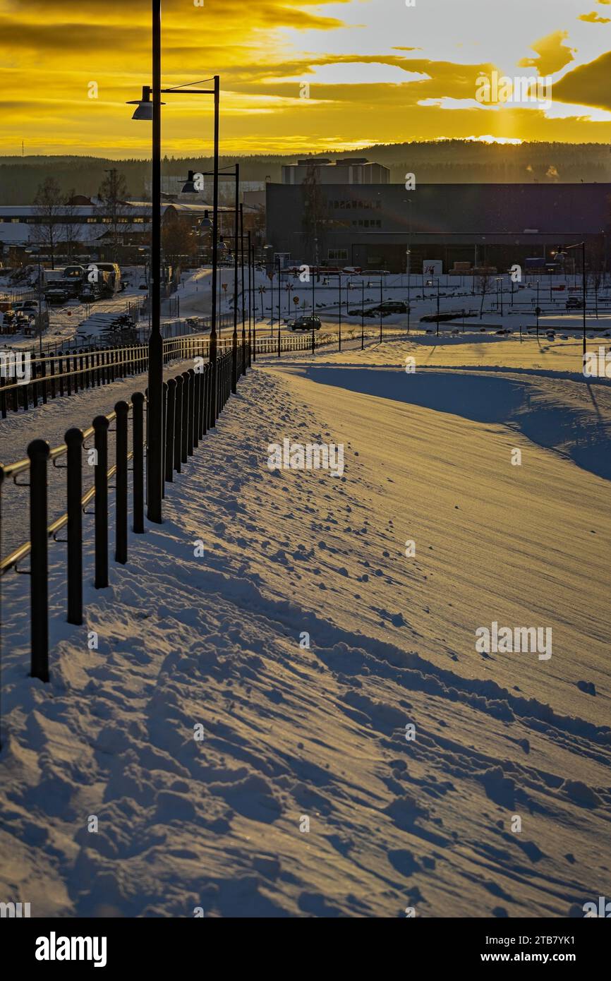 Un paesaggio invernale gelido di una stazione ferroviaria al tramonto nel comune di Ludvika in Svezia Foto Stock