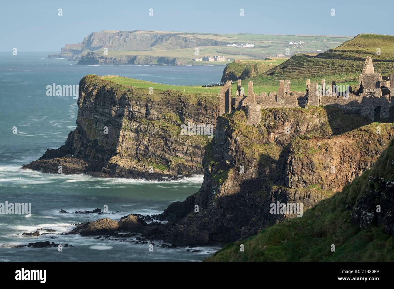 Castello di Dunluce sulle scogliere della Causeway Coast, contea di Antrim, Irlanda del Nord. Autunno (novembre) 2022. Foto Stock