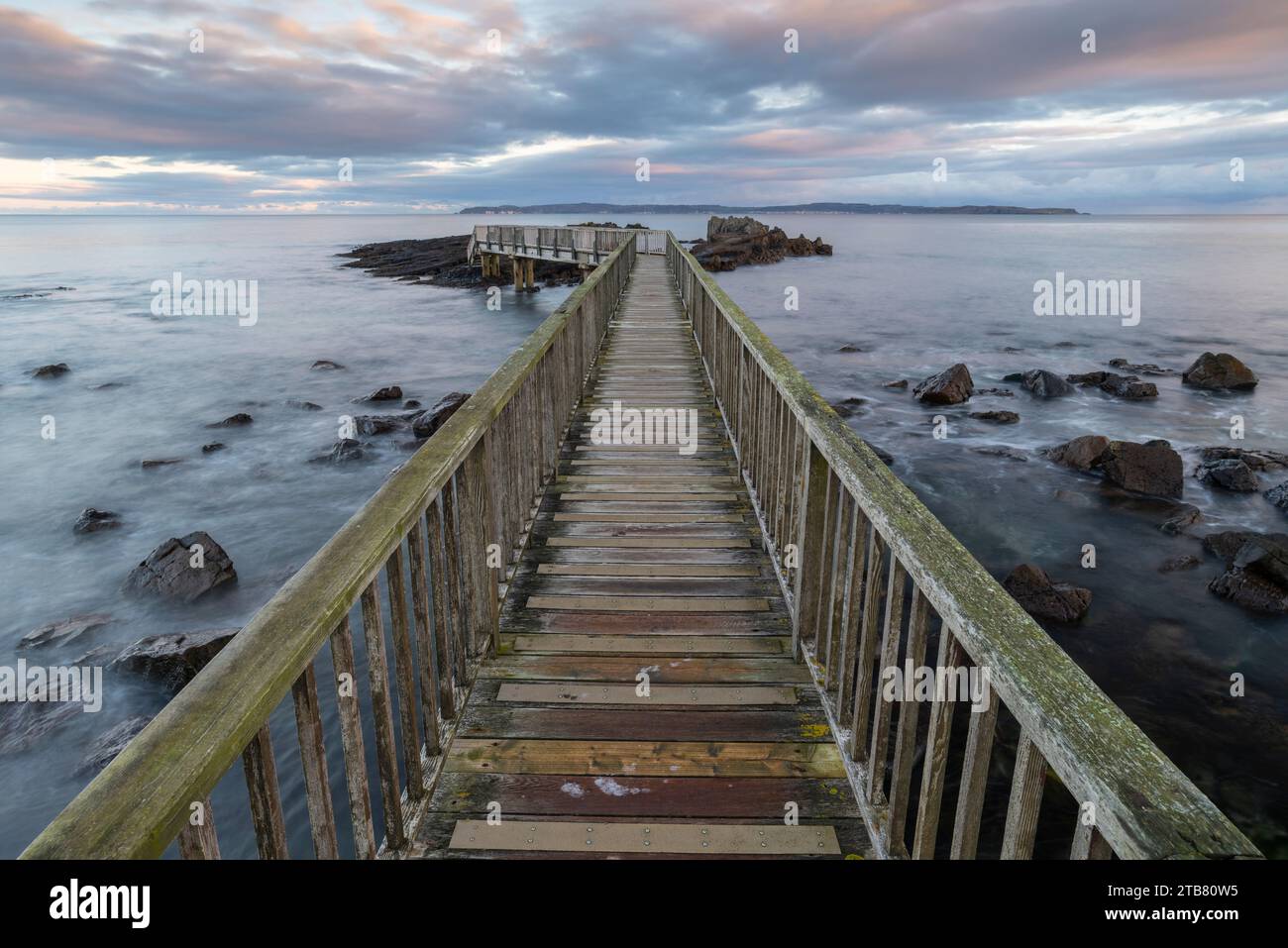 Ponte di legno a Ballycastle Beach sulla Causeway Coast, Ballycastle, contea di Antrim, Irlanda del Nord. Autunno (novembre) 2022. Foto Stock