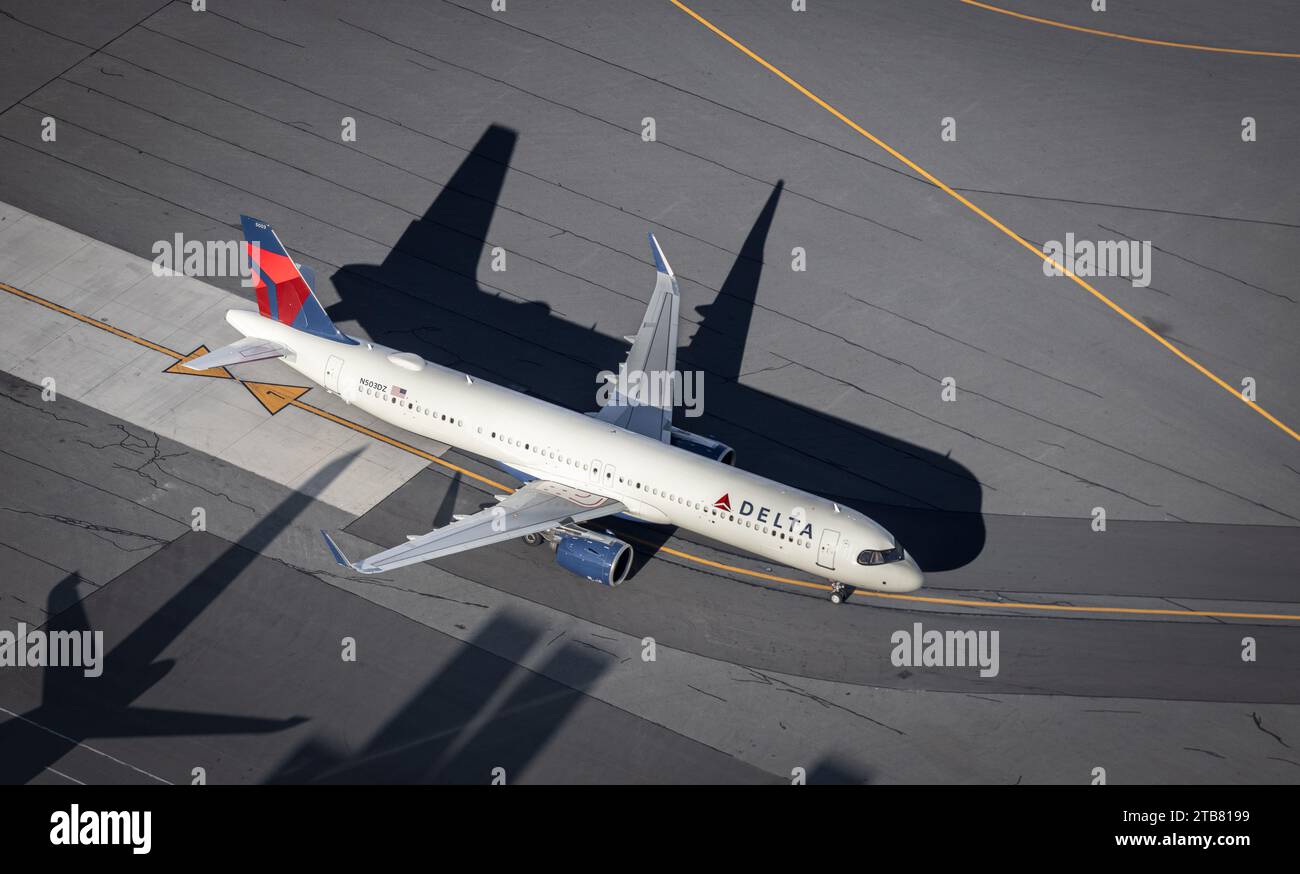 Una vista aerea di un Delta Airlines A321 che ruba in un aeroporto di Boston Foto Stock