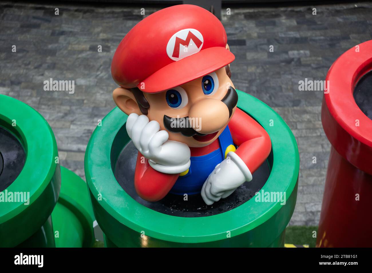 Vista dall'alto verso il basso del popolare personaggio di gioco Super Mario in pipa verde. Singapore. Foto Stock