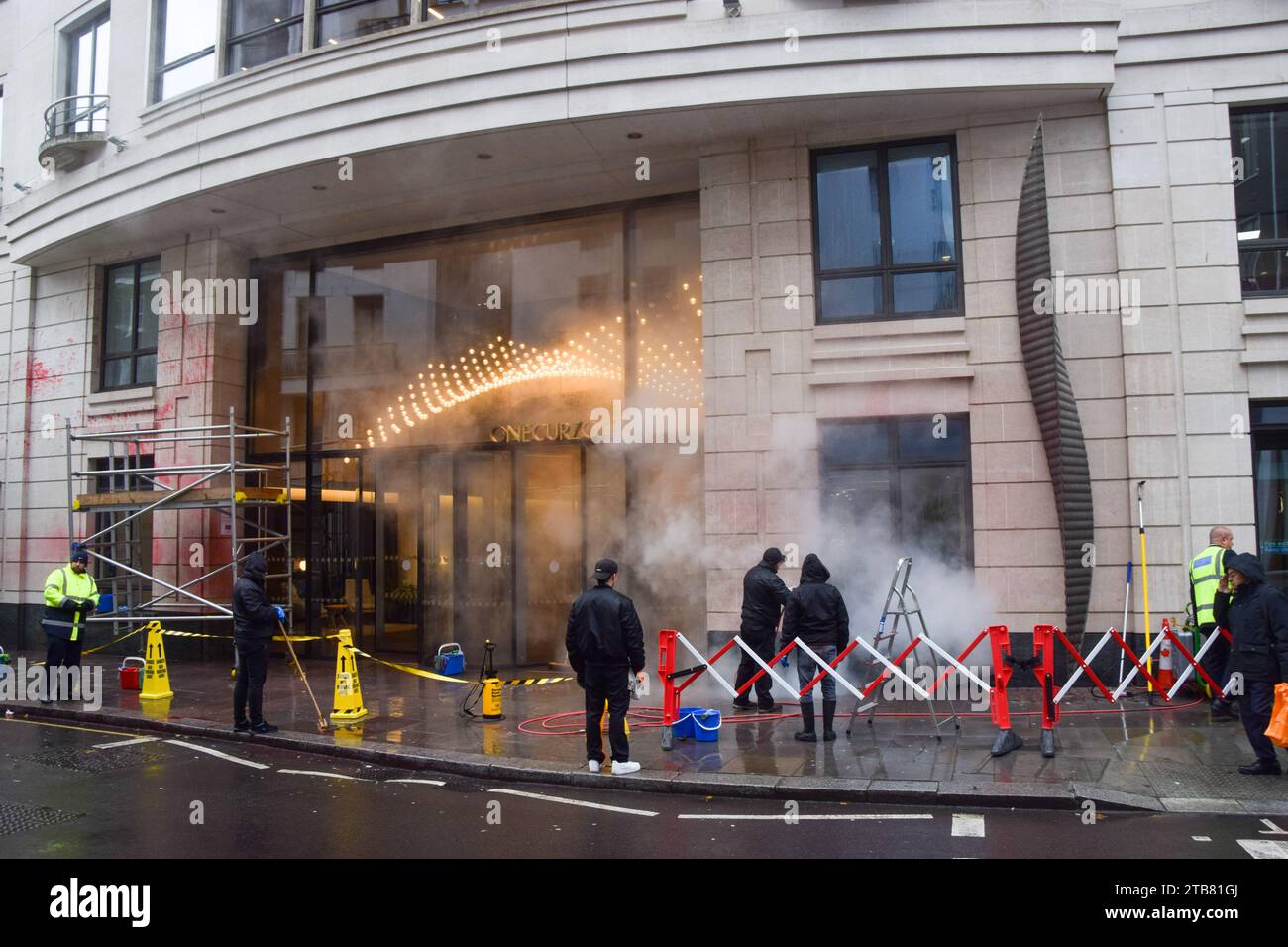 Londra, Regno Unito. 5 dicembre 2023. I lavoratori puliscono le pareti e l'ingresso dopo che il gruppo di attivisti Palestine Action ha spruzzato gli uffici della London Metric Property a Mayfair con vernice rossa. L'azienda affitta proprietà al produttore di armi Elbit Systems. Credito: Vuk Valcic/Alamy Live News Foto Stock