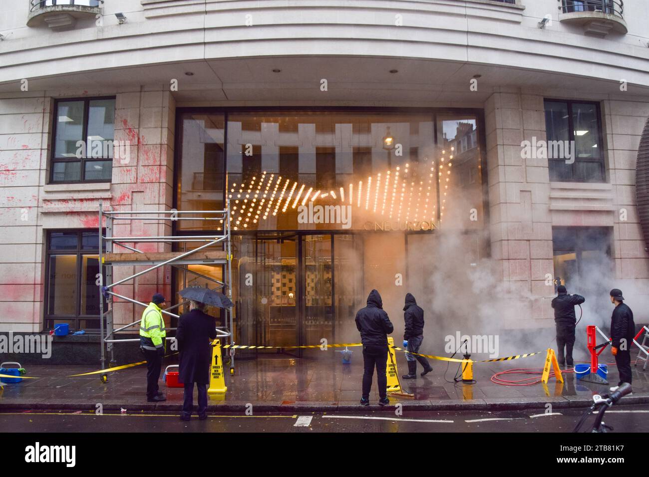 Londra, Regno Unito. 5 dicembre 2023. I lavoratori puliscono le pareti e l'ingresso dopo che il gruppo di attivisti Palestine Action ha spruzzato gli uffici della London Metric Property a Mayfair con vernice rossa. L'azienda affitta proprietà al produttore di armi Elbit Systems. Credito: Vuk Valcic/Alamy Live News Foto Stock
