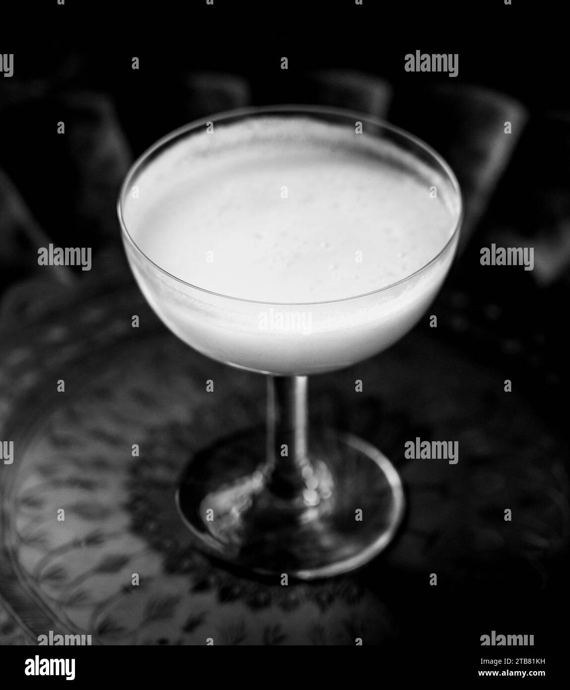 Cocktail White Lady in bianco e nero, primo piano Foto Stock