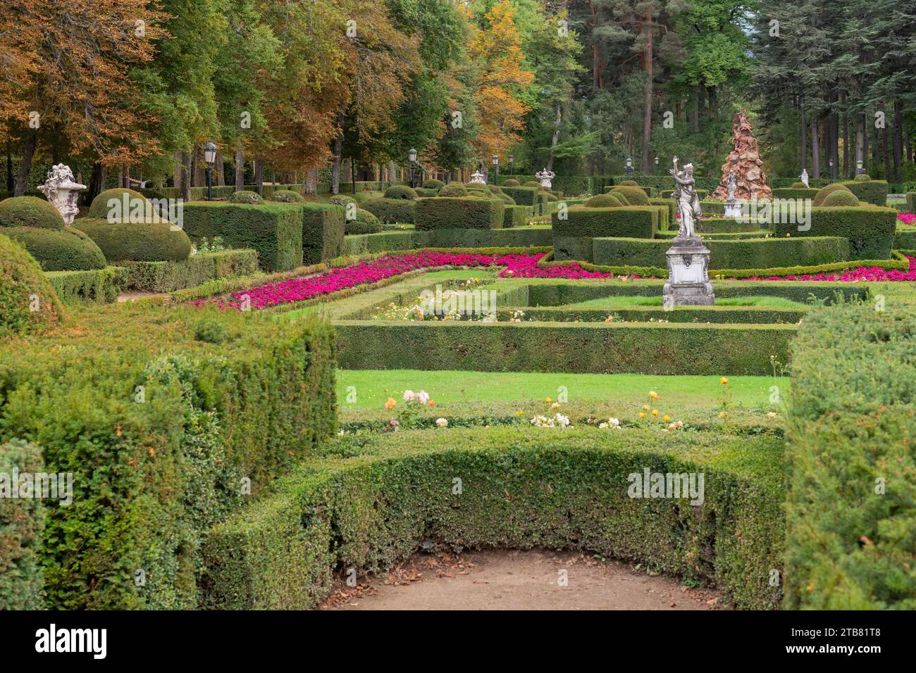 Spagna, Castiglia, San Ildefonso, Palacio Real de la Granja de San Ildefenso, sezione dei giardini del palazzo in stile Jardin a la Francaise, Parterre de la fama e la fama fontana che mostrano fama cavalcando su un cavallo alato calpestando invidia, meschinità, male e ignoranza. Foto Stock