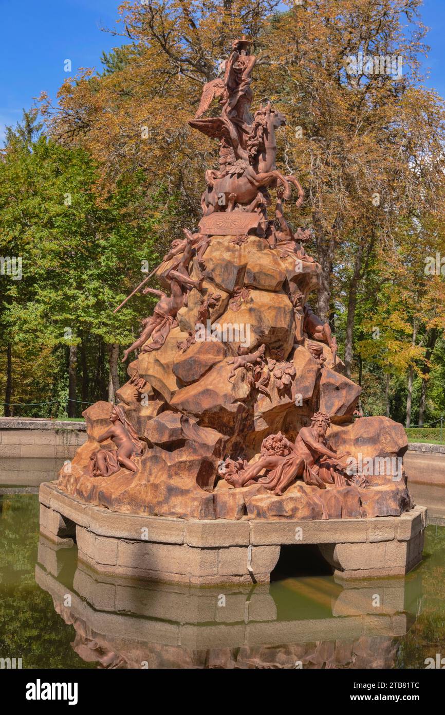 Spagna, Castiglia, San Ildefonso, Palacio Real de la Granja de San Ildefenso risalente al 172o, fontana la fama che mostra fama cavalcando su un cavallo alato calpestando invidia, meschinità, male e ignoranza. Foto Stock