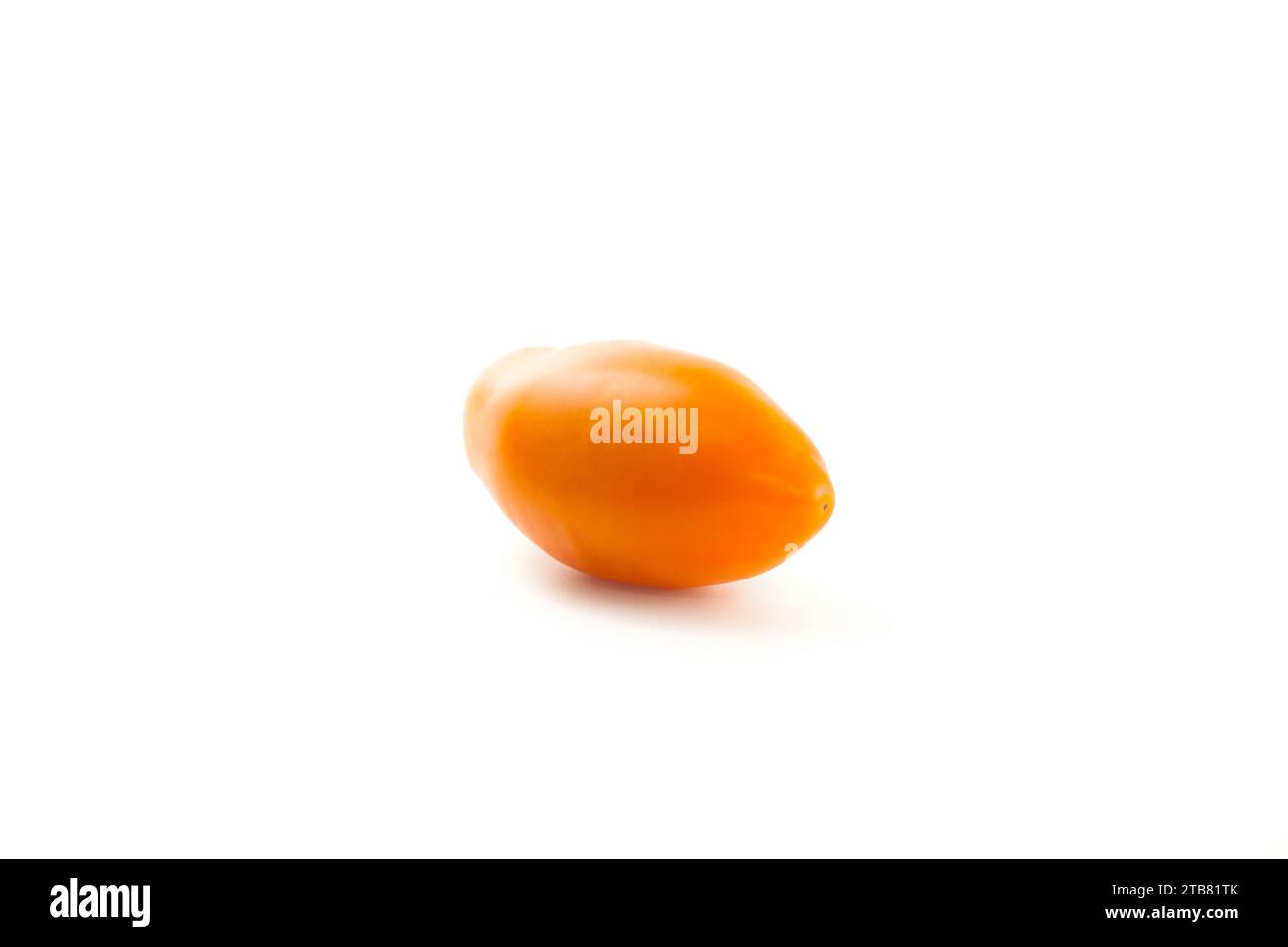 Pomodoro giallo maturo con ombre morbide isolate su sfondo bianco con percorso di ritaglio. Raccolta di verdure su bianco. Foto Stock