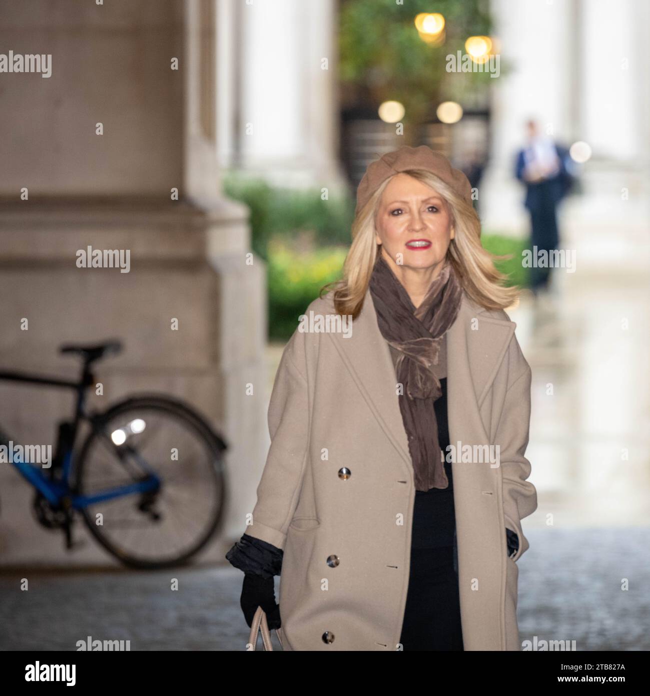 Londra, Regno Unito. 5 dicembre 2023. Esther McVey, Ministro senza portafoglio, arriva ad una riunione di gabinetto al 10 di Downing Street a Londra. Crediti: Ian Davidson/Alamy Live News Foto Stock