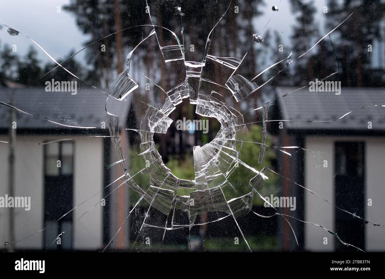 Vetri delle finestre rotti su uno sfondo. Consistenza di vetro rotto. Foto Stock