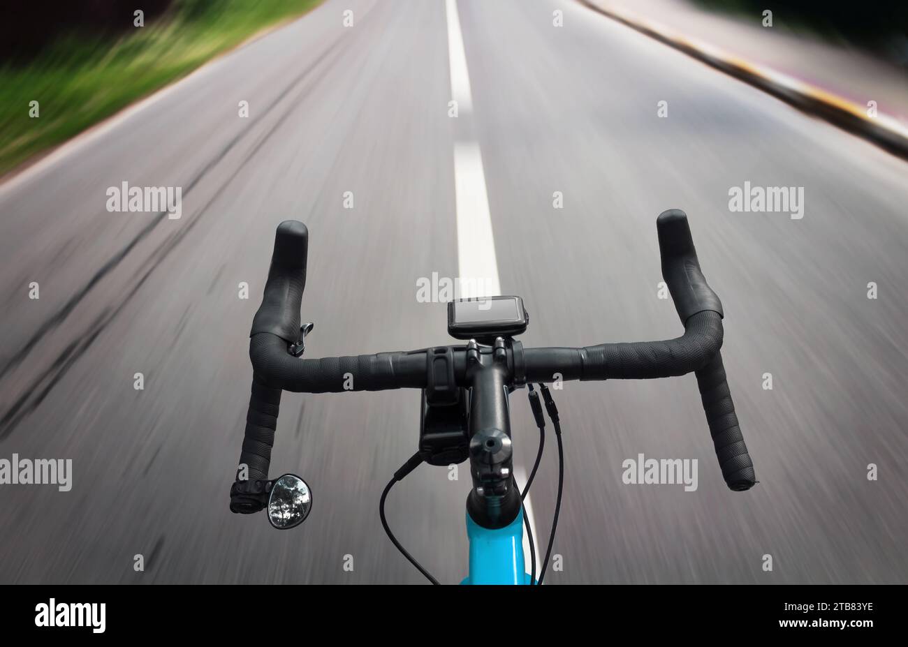 I ciclisti percorrono le strade cittadine con sfocatura del movimento. POV. Vista in prima persona. Foto Stock