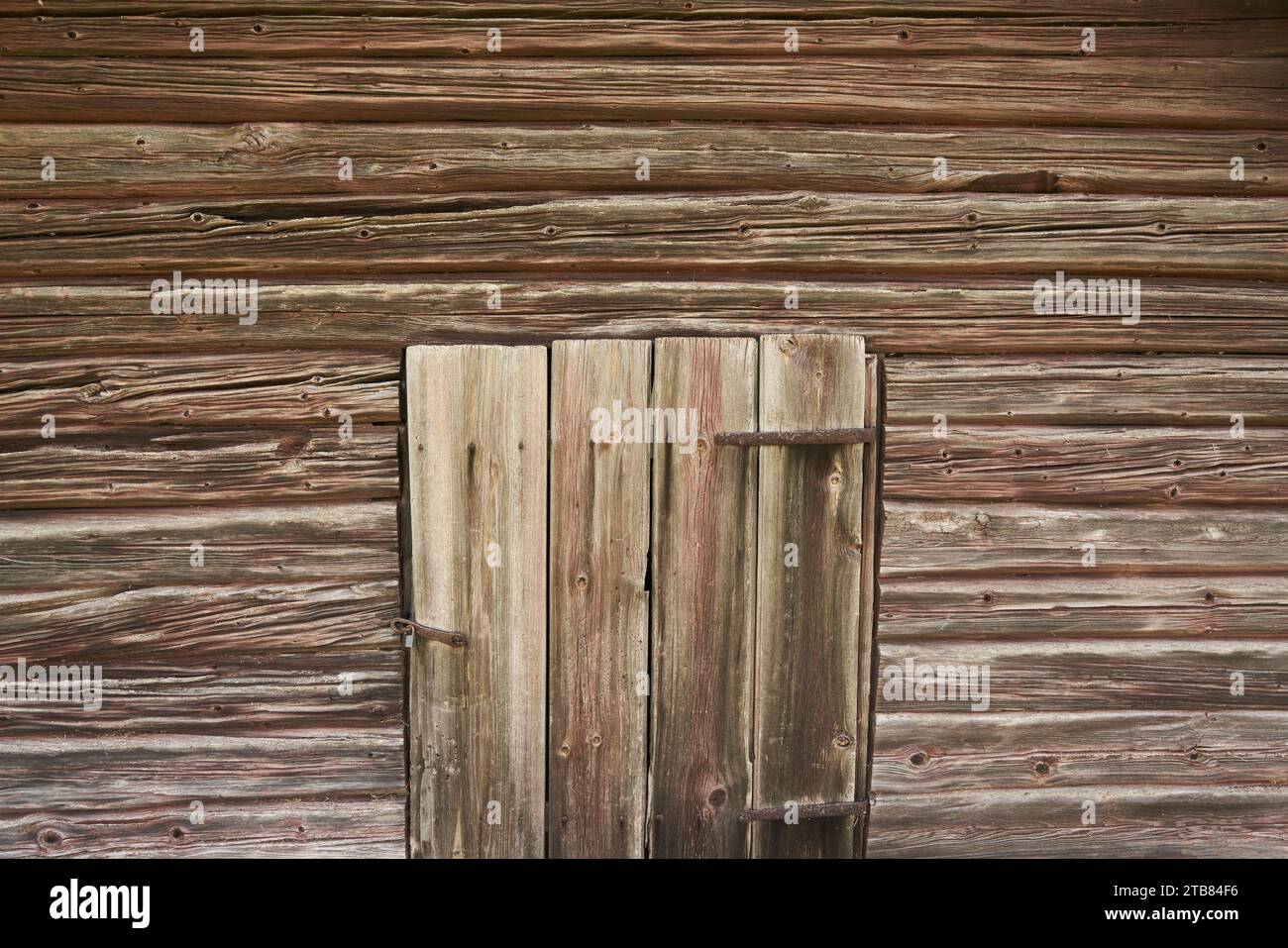 Vecchio portone in legno con pareti in legno marrone Foto Stock