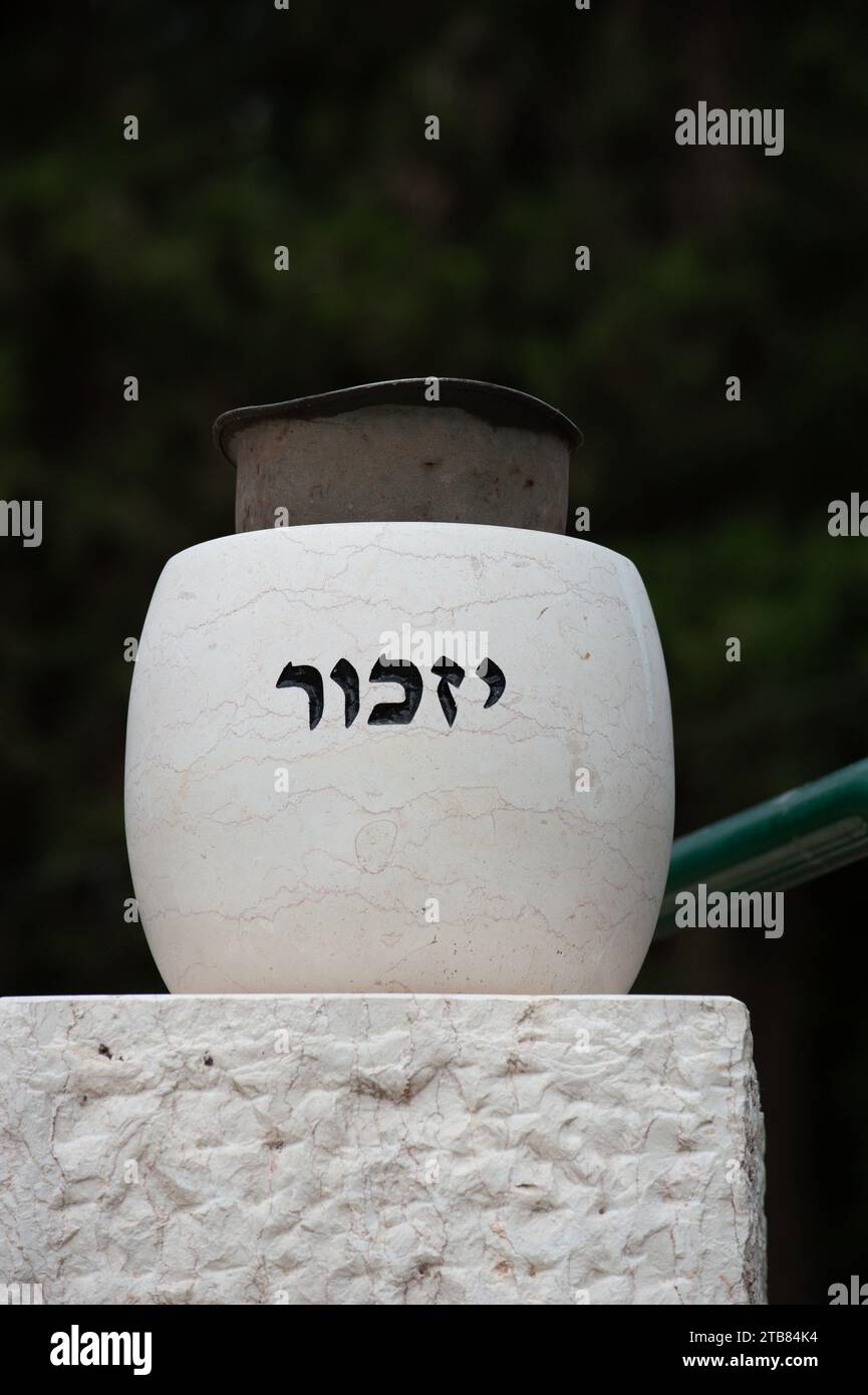 Un memoriale ai soldati caduti al cimitero militare di Har Herzl a Gerusalemme con la scritta "ricorda". Foto Stock