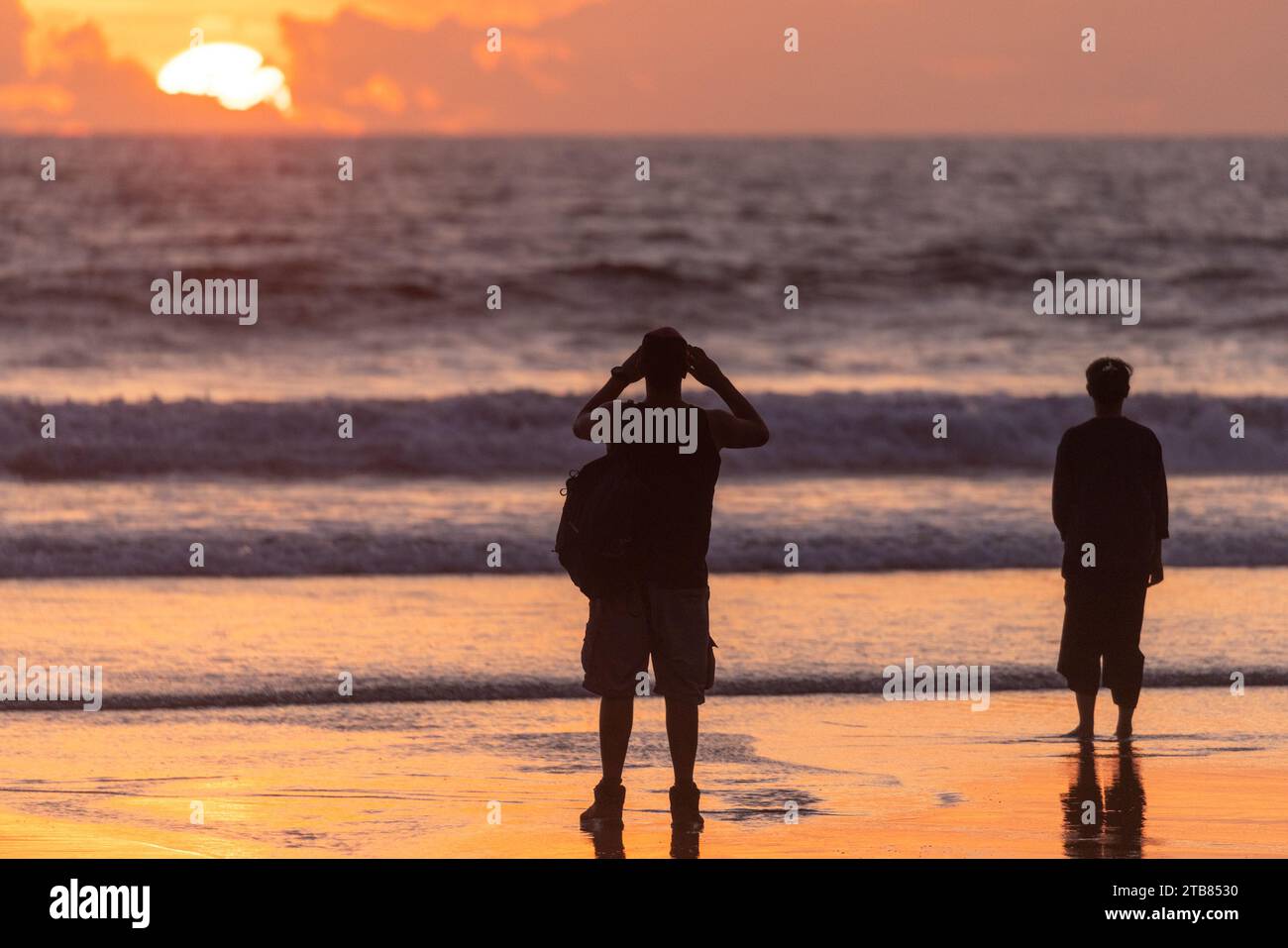 Persone sulla spiaggia di Seminyak al tramonto, isola di Bali, Indonesia Foto Stock