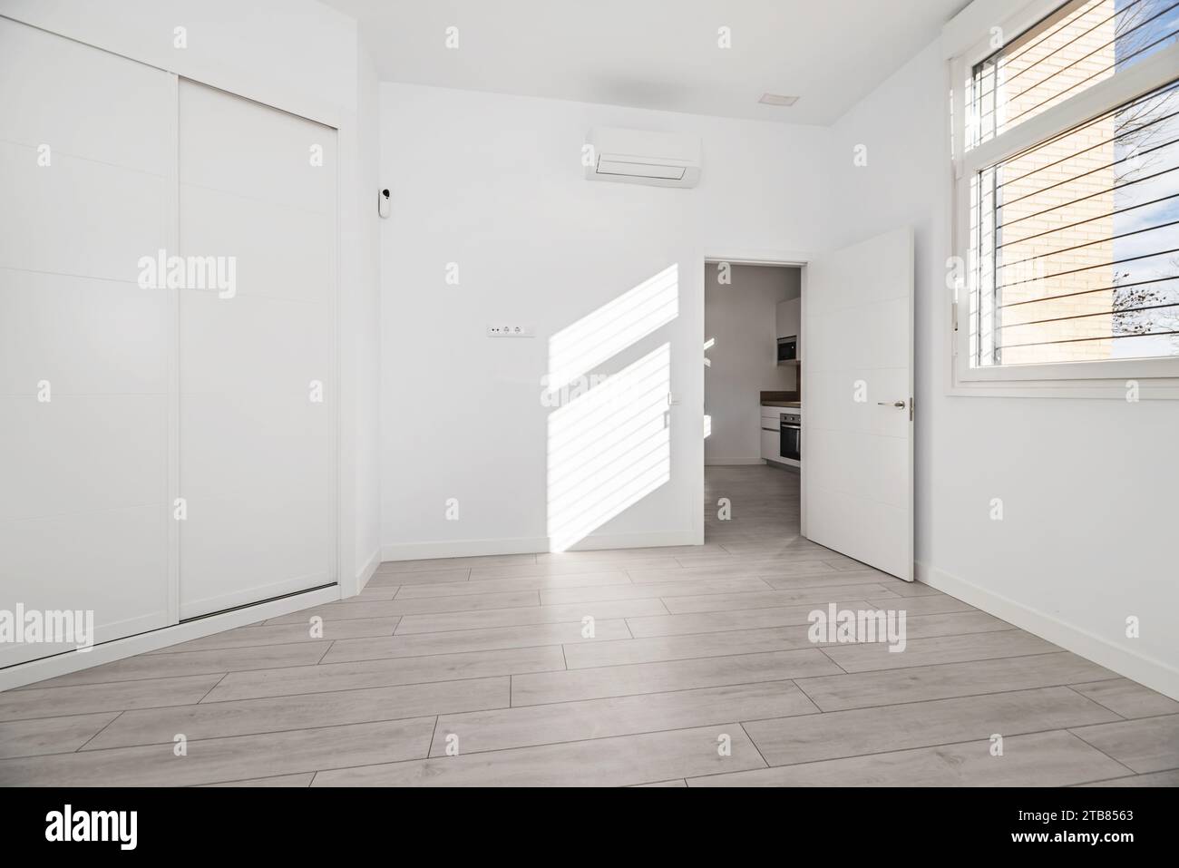 Camera da letto in una casa in stile loft con un guardaroba bianco a incasso Foto Stock