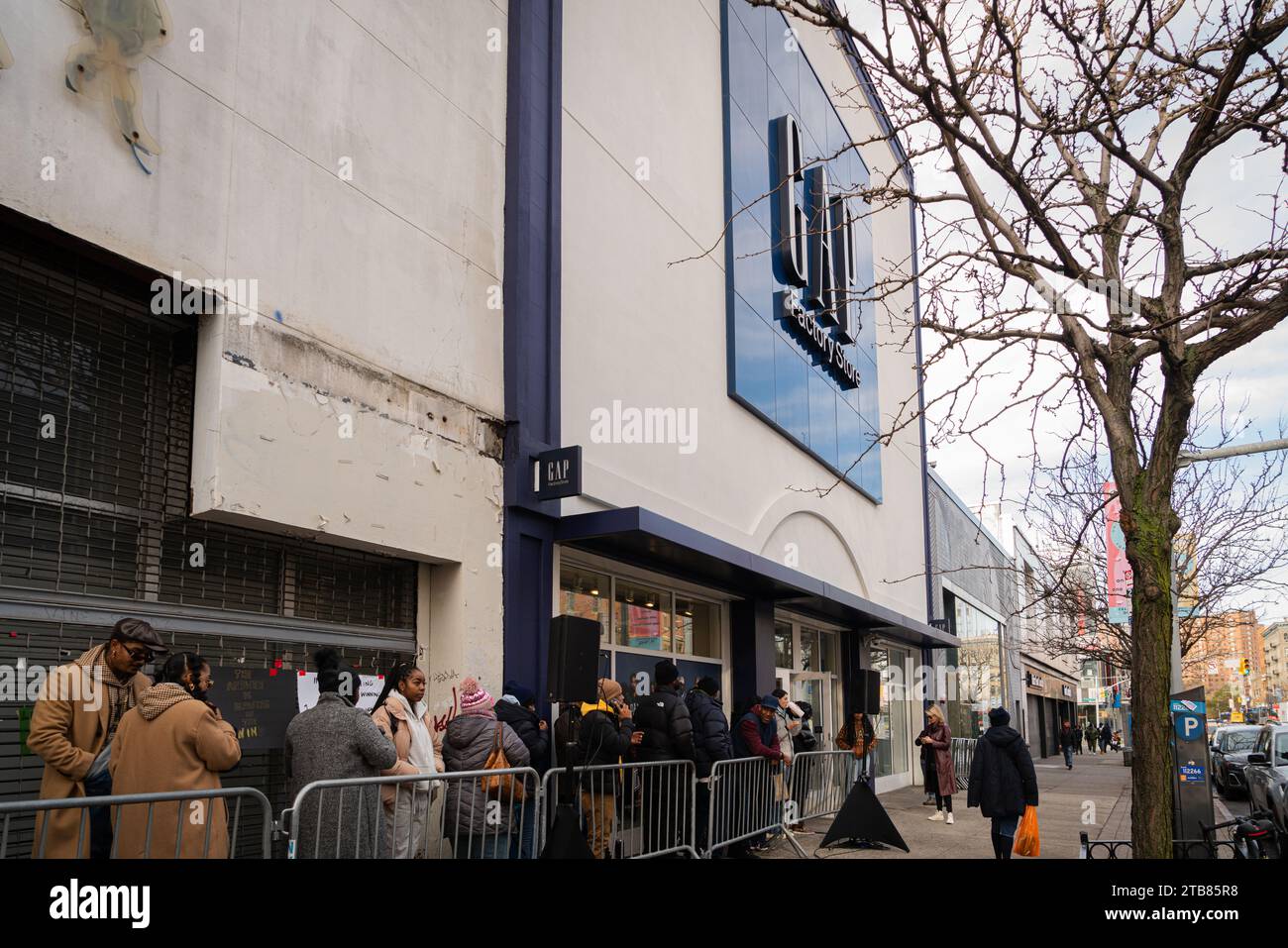 New York City, USA. 4 dicembre 2023. Il leggendario designer Dapper Dan debutta la sua nuova collezione al GAP di Harlem New York, New York, 4 dicembre 2023. Anche i fondatori della sorella della Fratellanza Sol Jason Warwin e Khary Lazarre-White, CEO del marchio GAP Mark Breitbard e Felipe Luciano si sono Uniti a Dapper Dan ad Harlem, il quartiere che lo ispira di più. (Foto di Steve Sanchez/Sipa USA). Credito: SIPA USA/Alamy Live News Foto Stock