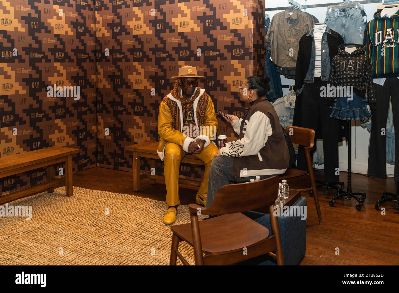 New York City, USA. 4 dicembre 2023. Il leggendario designer Dapper Dan debutta la sua nuova collezione al GAP di Harlem New York, New York, 4 dicembre 2023. Anche i fondatori della sorella della Fratellanza Sol Jason Warwin e Khary Lazarre-White, CEO del marchio GAP Mark Breitbard e Felipe Luciano si sono Uniti a Dapper Dan ad Harlem, il quartiere che lo ispira di più. (Foto di Steve Sanchez/Sipa USA). Credito: SIPA USA/Alamy Live News Foto Stock