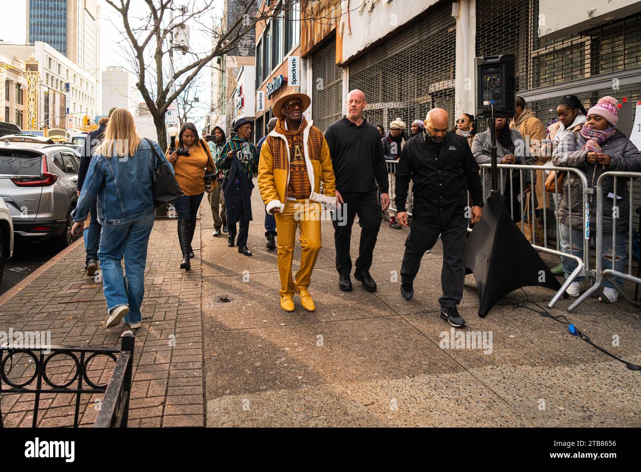 New York City, USA. 4 dicembre 2023. Il leggendario designer Dapper Dan debutta la sua nuova collezione al GAP di Harlem New York, New York, 4 dicembre 2023. Anche i fondatori della sorella della Fratellanza Sol Jason Warwin e Khary Lazarre-White, CEO del marchio GAP Mark Breitbard e Felipe Luciano si sono Uniti a Dapper Dan ad Harlem, il quartiere che lo ispira di più. (Foto di Steve Sanchez/Sipa USA). Credito: SIPA USA/Alamy Live News Foto Stock