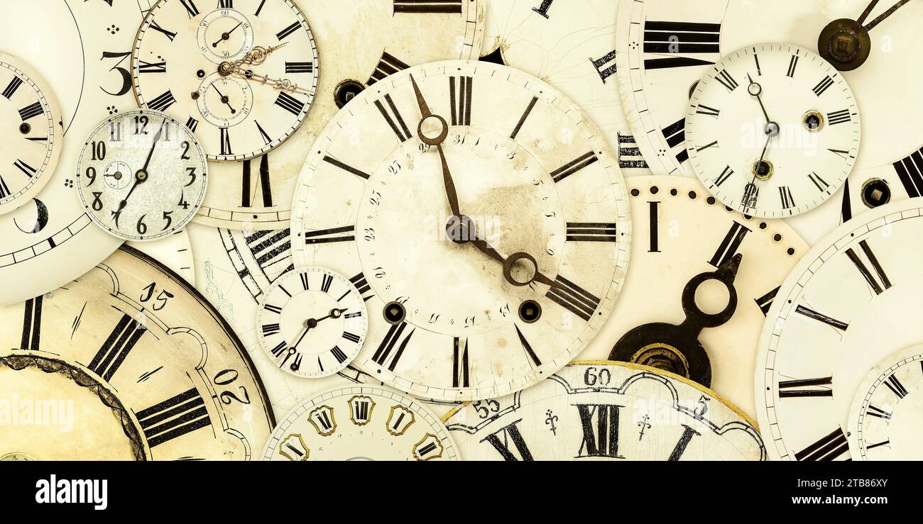 Immagine in stile retrò di una collezione di visi d'epoca con orologio resistente alle intemperie Foto Stock