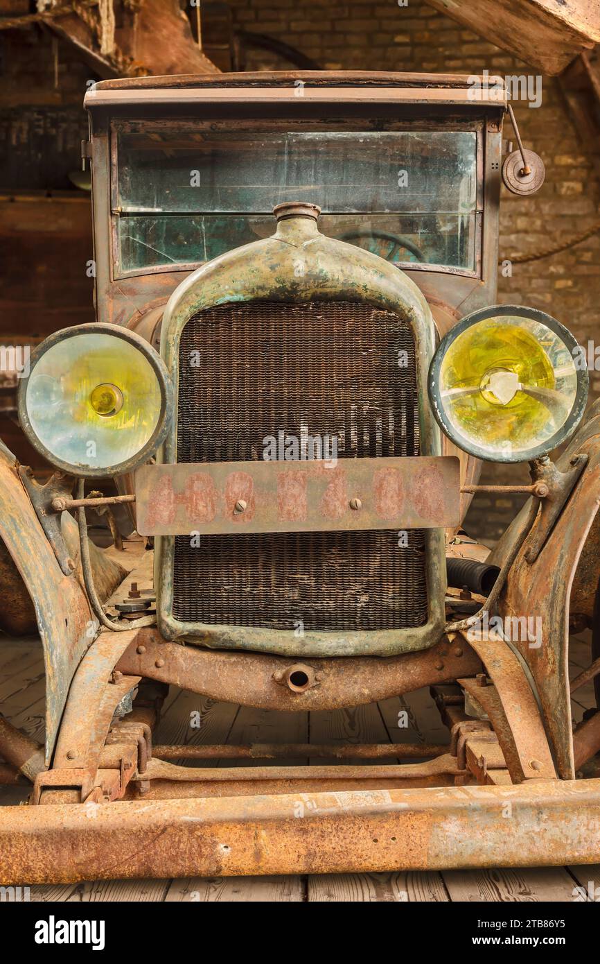 Immagine in stile retrò di un'auto d'epoca arrugginita e rotta dei primi del XX secolo Foto Stock