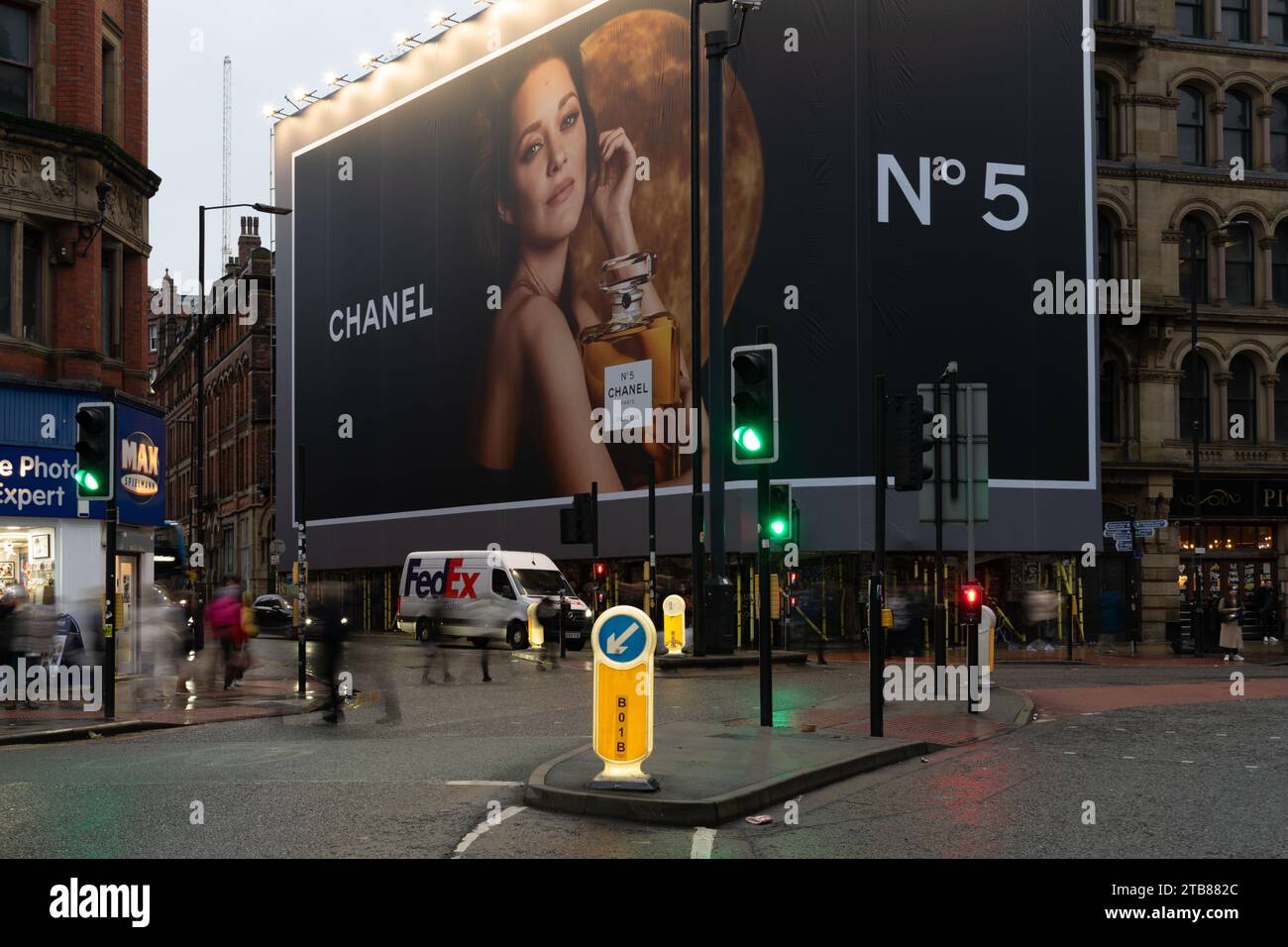 Spot pubblicitario per il profumo Chanel numero 5, ingresso dell'area di Piccadilly al quartiere settentrionale. Manchester Regno Unito Foto Stock