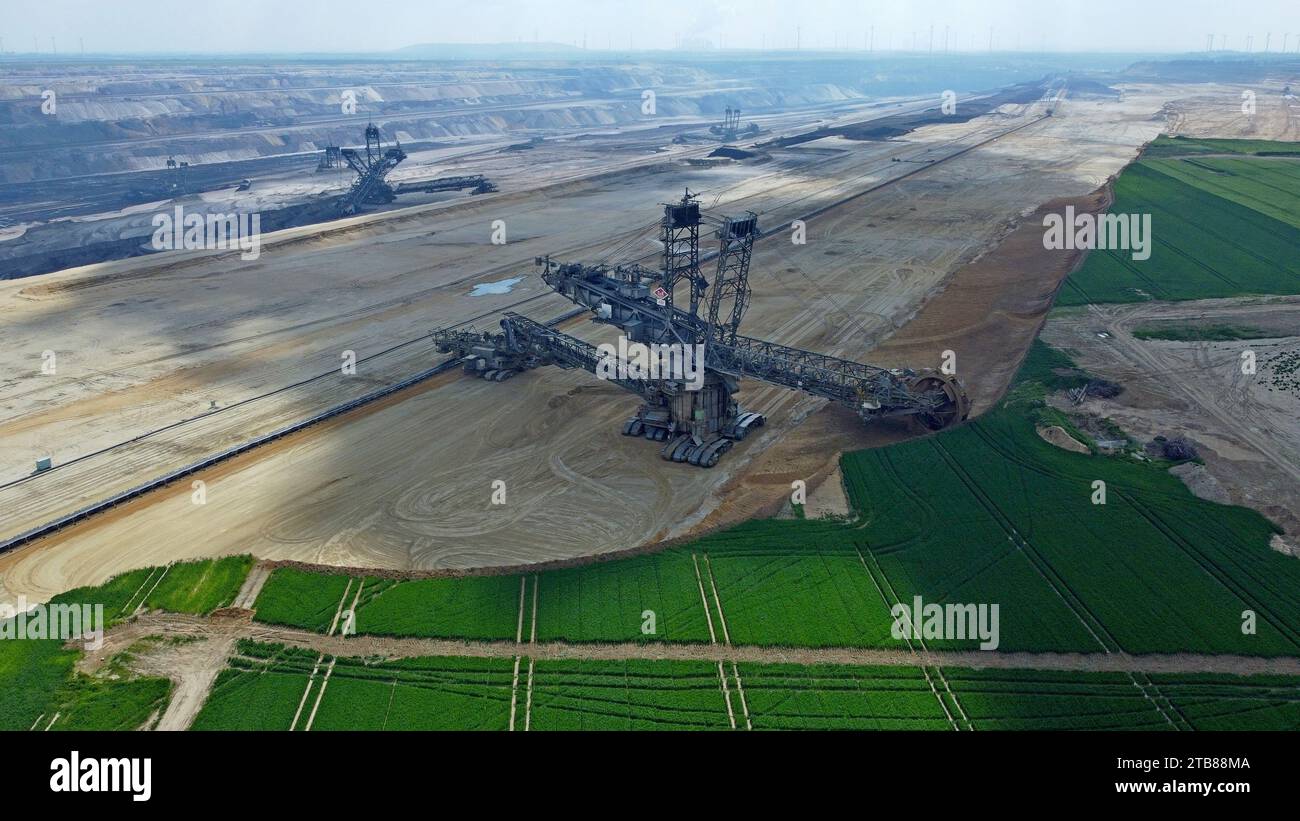 Veduta aerea di un gigante escavatore presso la miniera di lignite di lignite opencast Garzweiler II, Dusseldorf, Germania, maggio 2023 Foto Stock