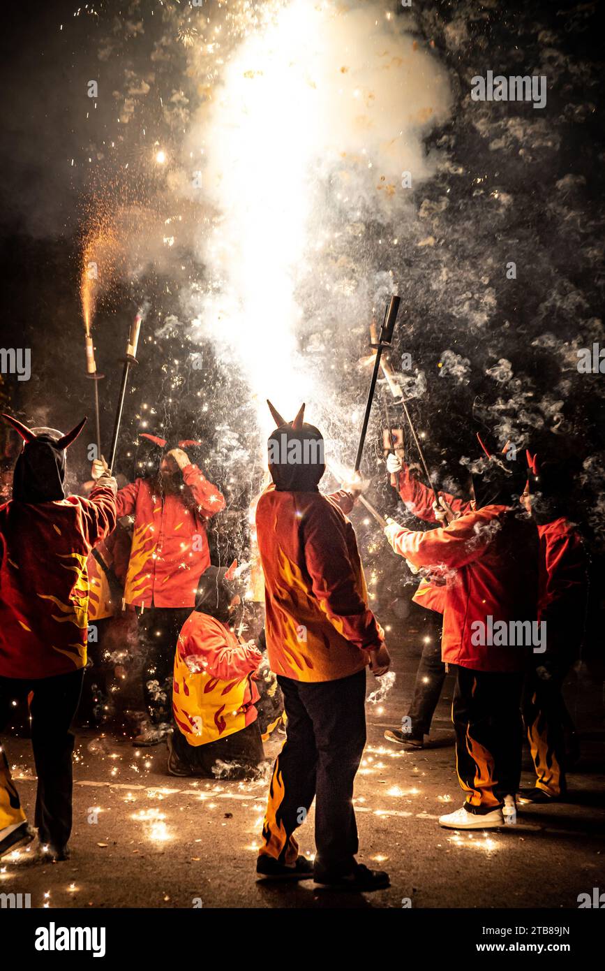 Ceret (sud della Francia): I Correfocs (letteralmente in inglese fuochi d'artificio) sono tra le caratteristiche più suggestive presenti nei festival valenciani e catalani. M Foto Stock