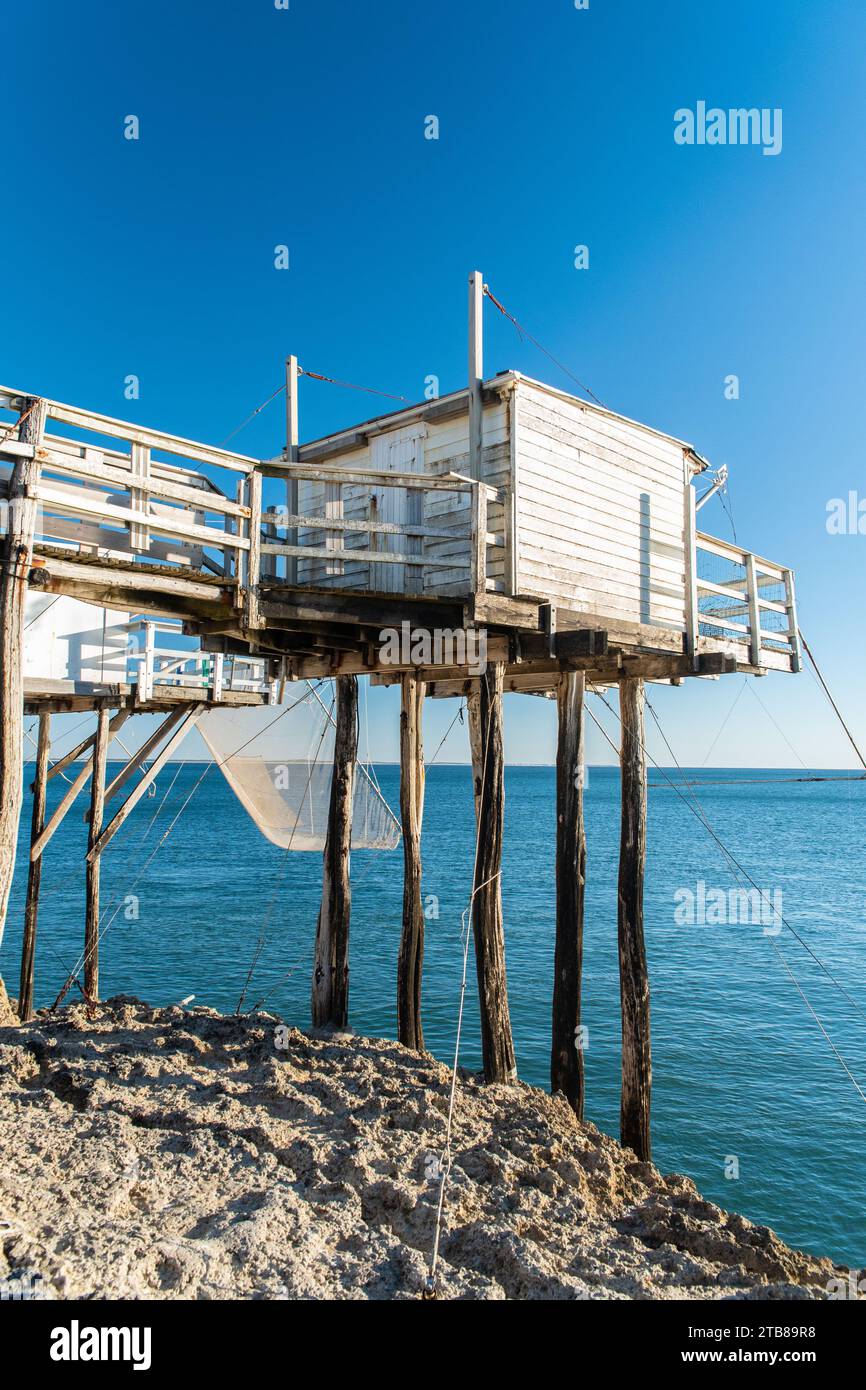 Saint-Palais-sur-Mer (Francia centro-occidentale): Pontili in legno per la pesca su palafitte lungo la zona costiera della “cote de Beaute”, alla foce della Gironda Foto Stock