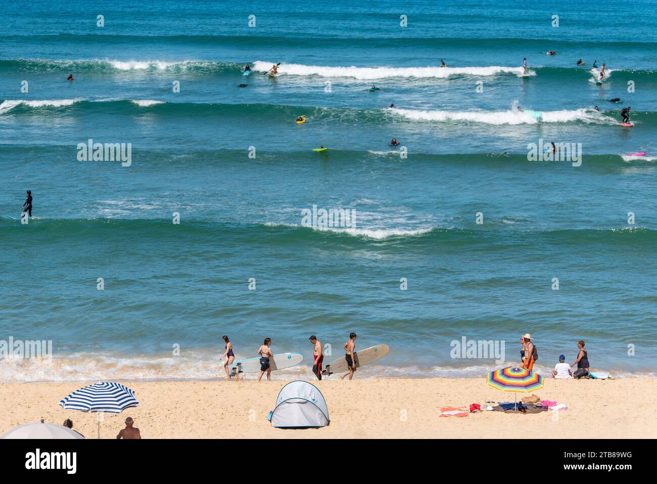 Biscarosse-(Francia sud-occidentale), spiaggia di Biscarosse-Plage: Turisti sulla sabbia e surfisti tra le onde dell'Oceano Atlantico Foto Stock