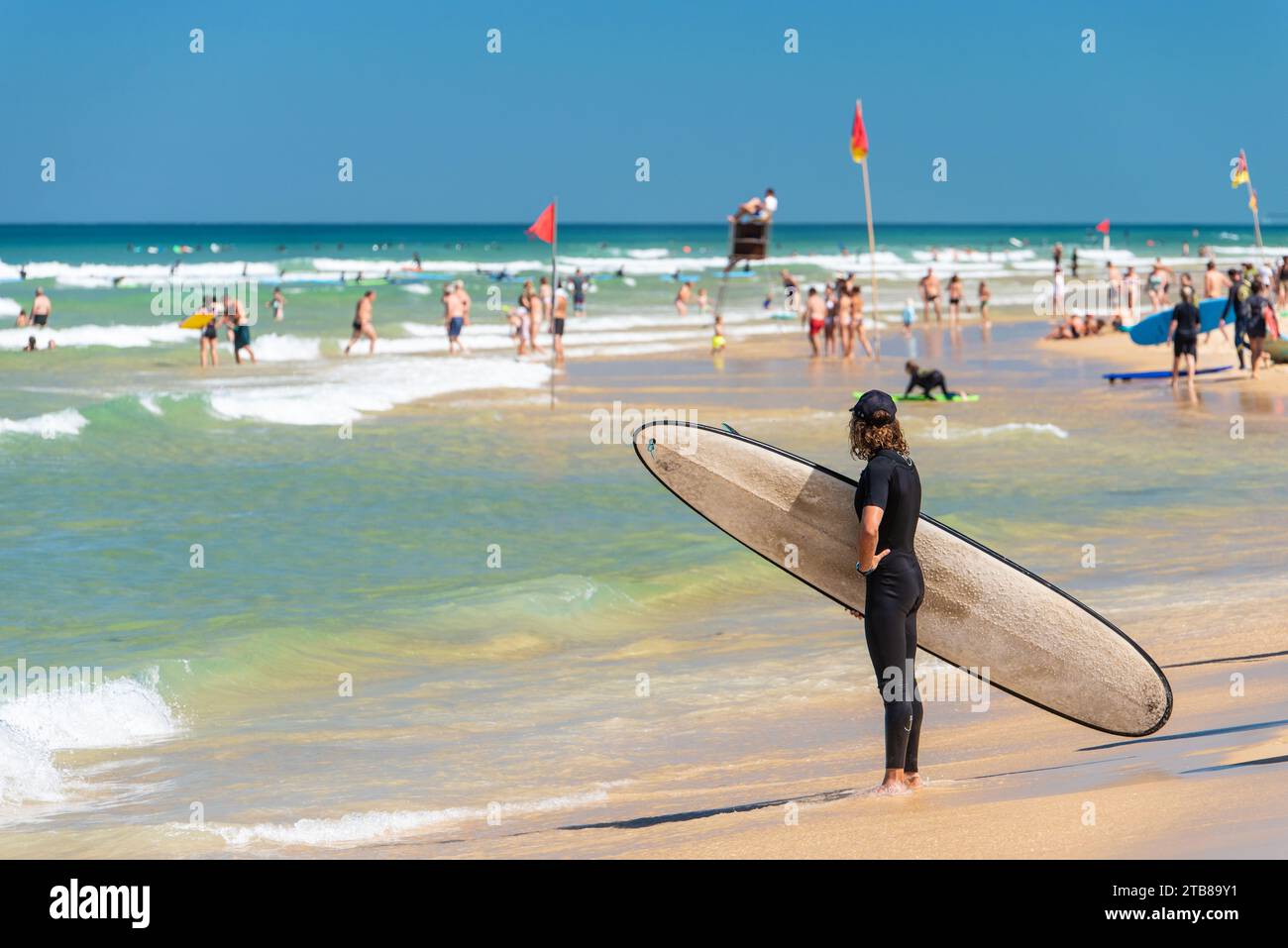 Biscarosse-(Francia sud-occidentale), spiaggia di Biscarosse-Plage: Turisti che nuotano sotto la supervisione di un bagnino seduto su una sedia, e surfisti io Foto Stock