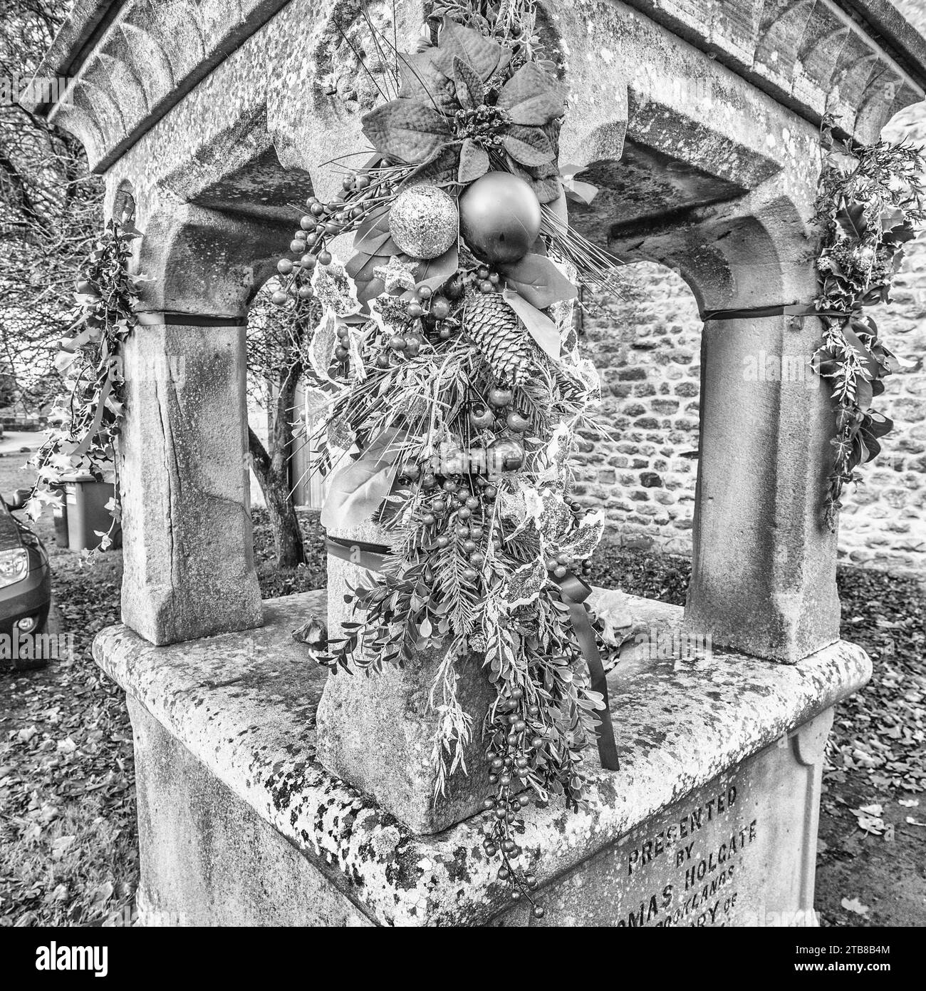 La fontana commemorativa Holgate accanto a Rohan Long Preston North Yorkshire attrae decorazioni durante il periodo natalizio e il giorno della memoria. Foto Stock