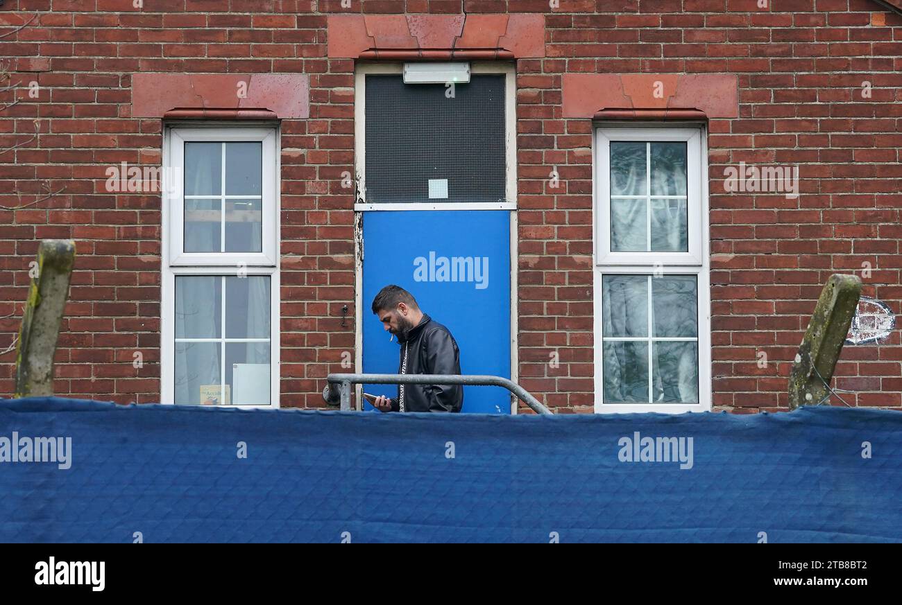 Si pensava che fossero migranti ospitati a Napier Barracks a Folkestone, nel Kent. Il numero di casi più vecchi nel sistema d'asilo britannico è diminuito di quasi la metà in un mese, come dimostrano le nuove cifre, mentre il governo lavora per raggiungere l'obiettivo di eliminare i ritardi entro la fine dell'anno. Il cosiddetto backlog "legacy" era alle 18.366 a novembre 30, secondo i dati dell'Home Office pubblicati martedì. Data immagine: Martedì 5 dicembre 2023. Foto Stock