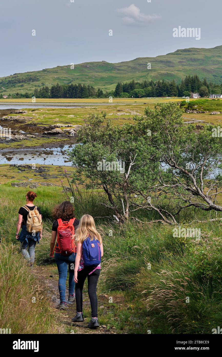 Scozia, Ebridi interne, Isola di Mull: Turisti in escursione. Una donna e le sue due figlie circondate dalla natura, camminando vicino a Salen Foto Stock