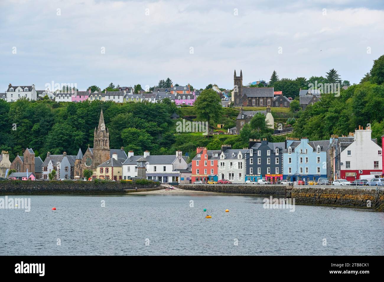 Scozia, Ebridi interne, Isola di Mull: Villaggio di Tobermory. Facciate di edifici colorati lungo il lungomare Foto Stock