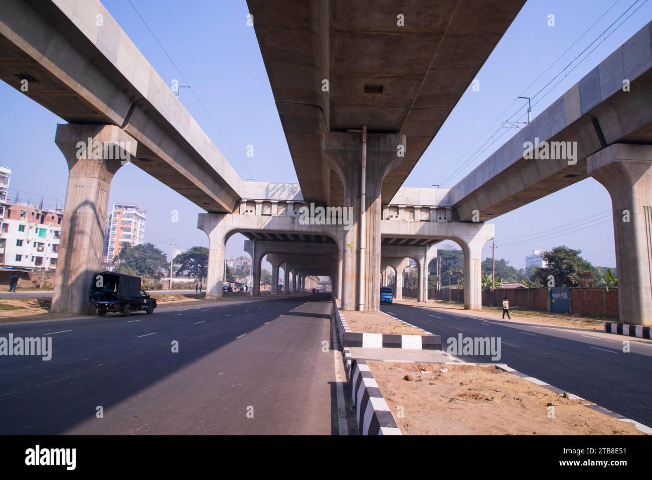 Vista della struttura sopraelevata del Dhaka Metro Mass Rapid Transit (MRT) in Bangladesh Foto Stock