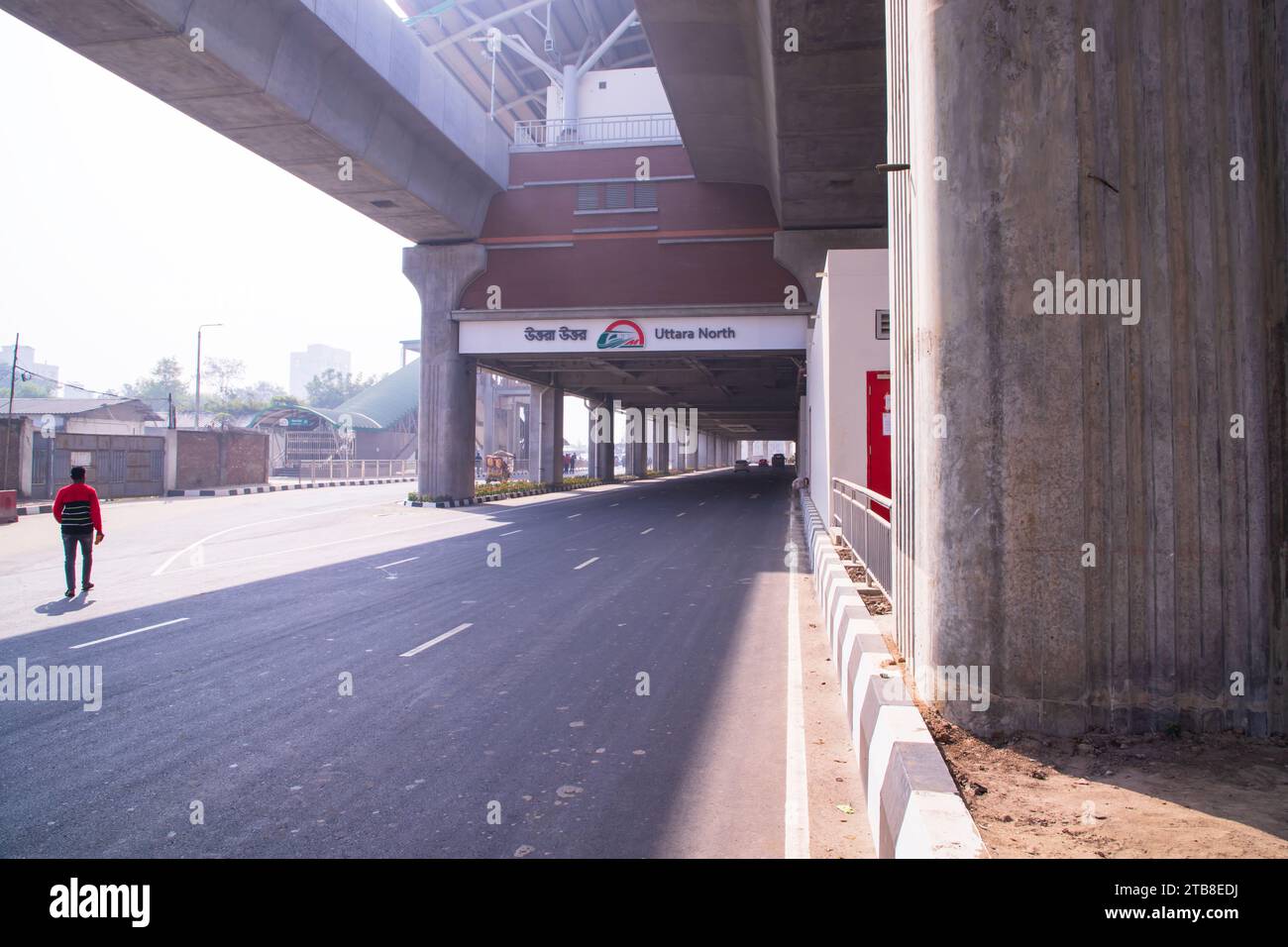 Vista della struttura sopraelevata del Dhaka Metro Mass Rapid Transit (MRT) in Bangladesh Foto Stock