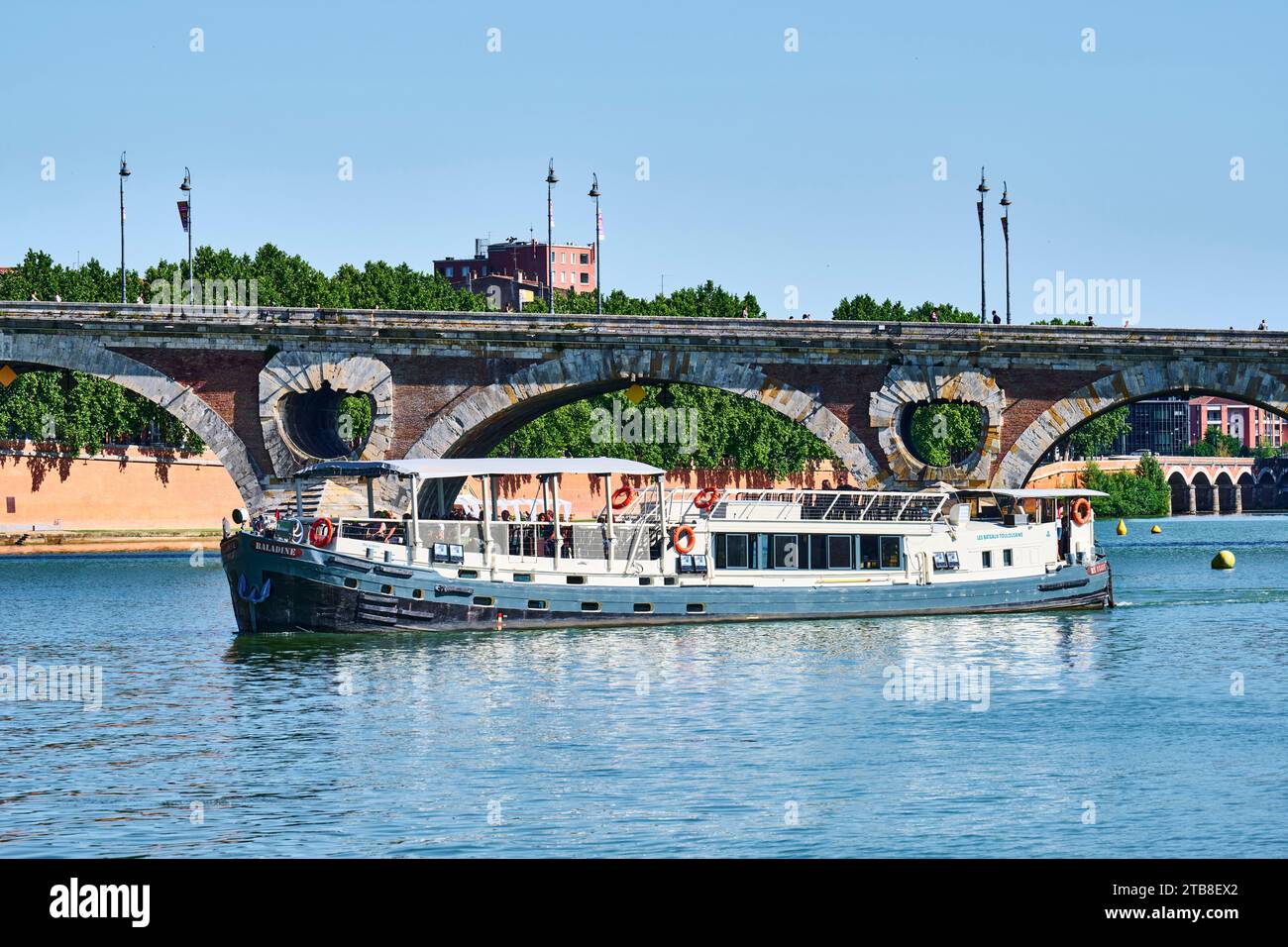 Tolosa (sud della Francia): Gita in barca sulla Garonna, crociera turistica a bordo della Baladine, con il ponte "Pont Neuf" sullo sfondo Foto Stock