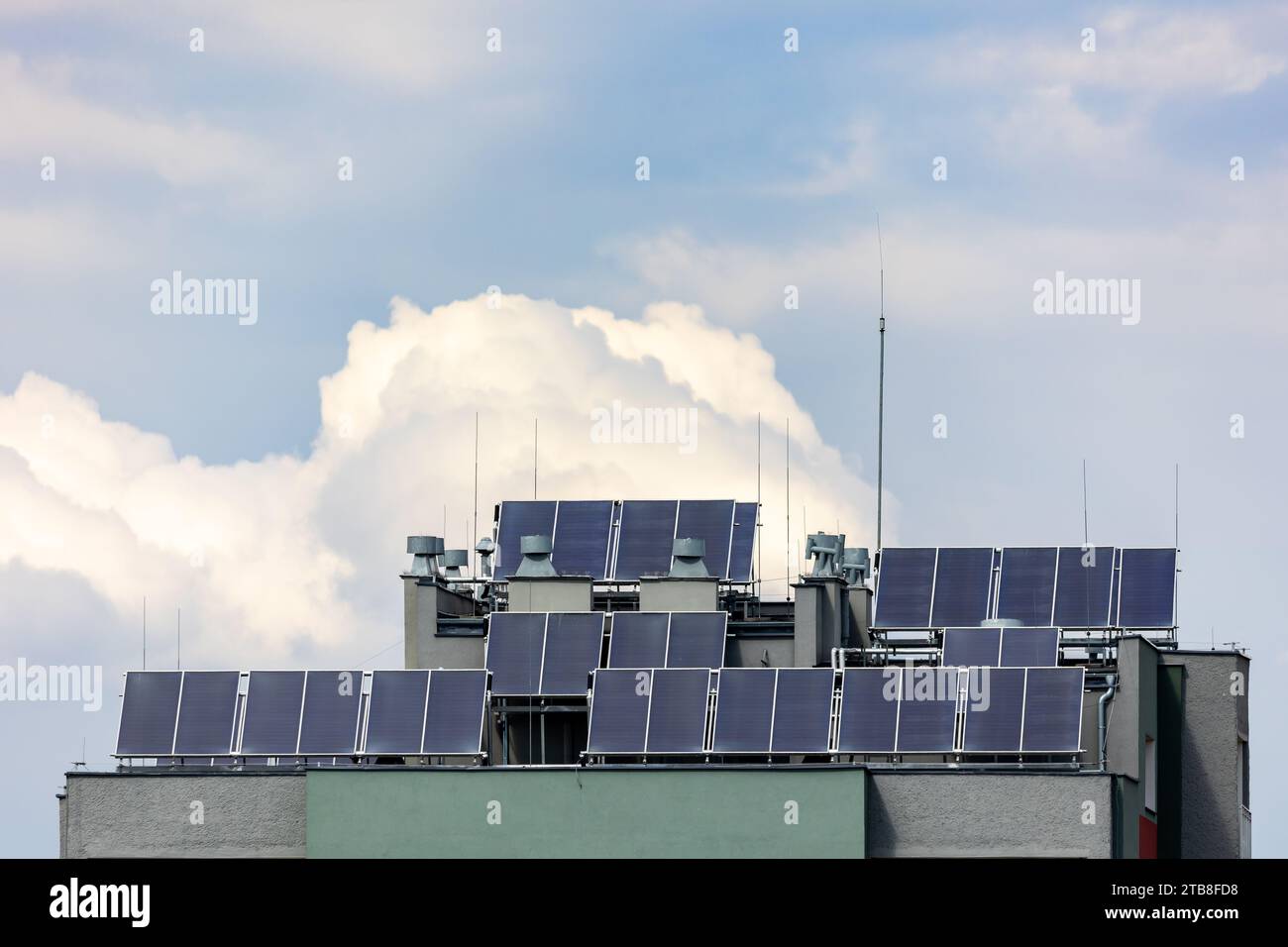 Fotovoltaico, pannelli solari sul tetto di un blocco residenziale. Produzione di energia elettrica da parte di prosumer che utilizzano energia solare. Foto scattate durante il giorno, Foto Stock