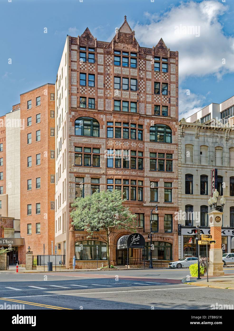 Ex edificio della National Commercial Bank, ora edificio degli uffici di Hampton Plaza, ospita le agenzie governative dello stato di New York. Foto Stock