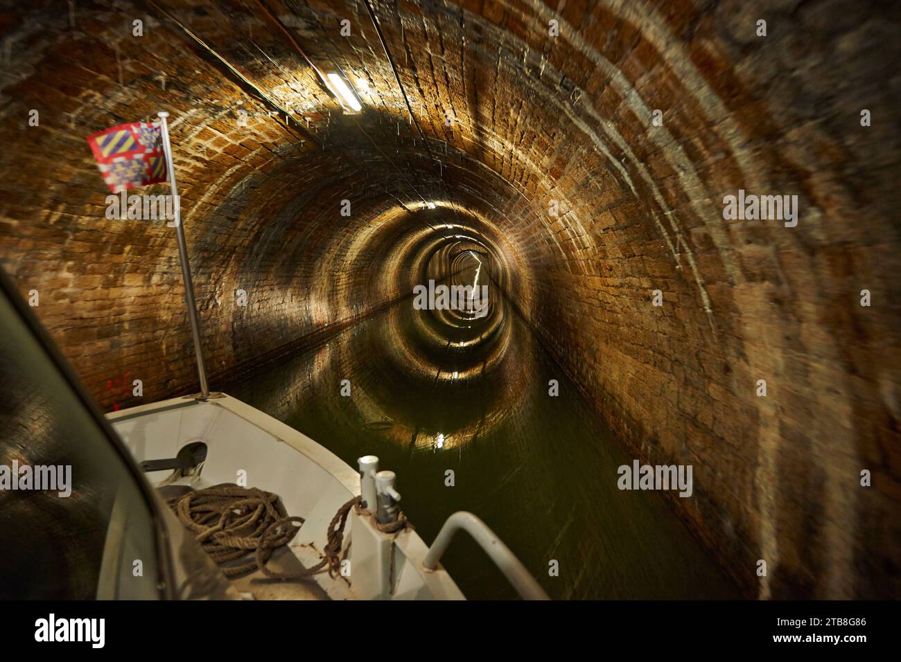 Vista interna della volta o del tunnel del Canale di Borgogna a Pouilly-en-Auxois (Francia nord-orientale) Foto Stock