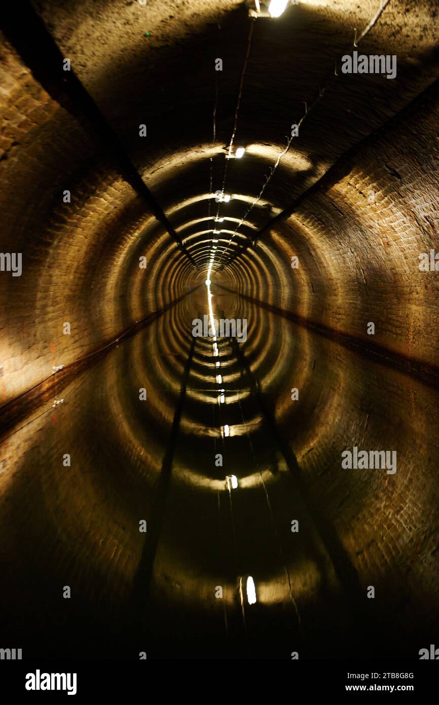 Vista interna della volta o del tunnel del Canale di Borgogna a Pouilly-en-Auxois (Francia nord-orientale) Foto Stock