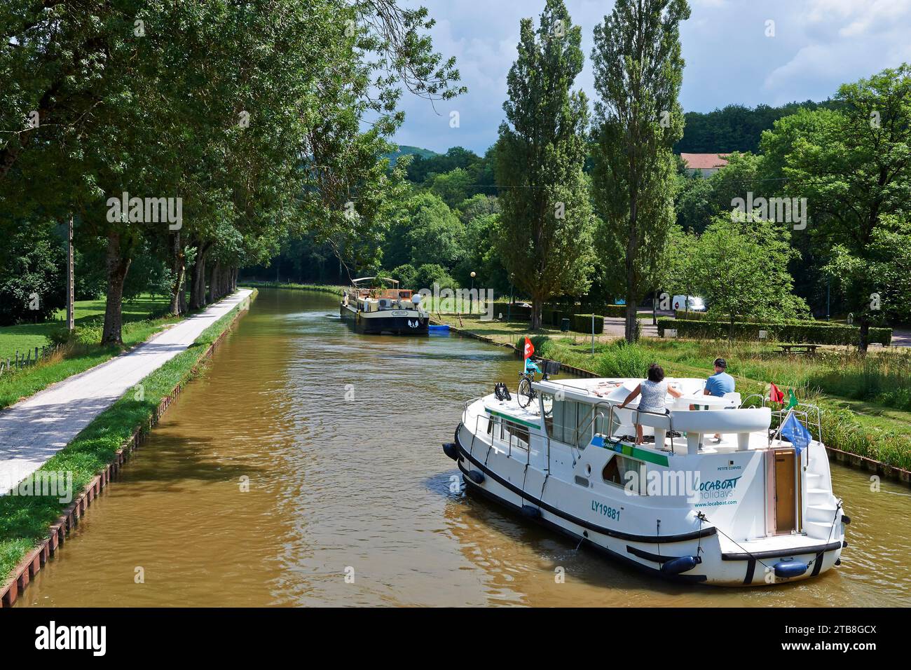 Thorey-sur-Ouche (Francia nord-orientale): Chiatte a noleggio sul canale di Borgogna e sul ponte pont d'Ouche. Chiatta retale Locaboat Holidays Foto Stock