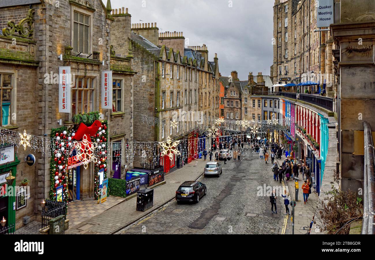 Edinburgh Scotland Victoria Street guardando da Victoria Street dall'alto a West Bow all'inizio dell'inverno Foto Stock