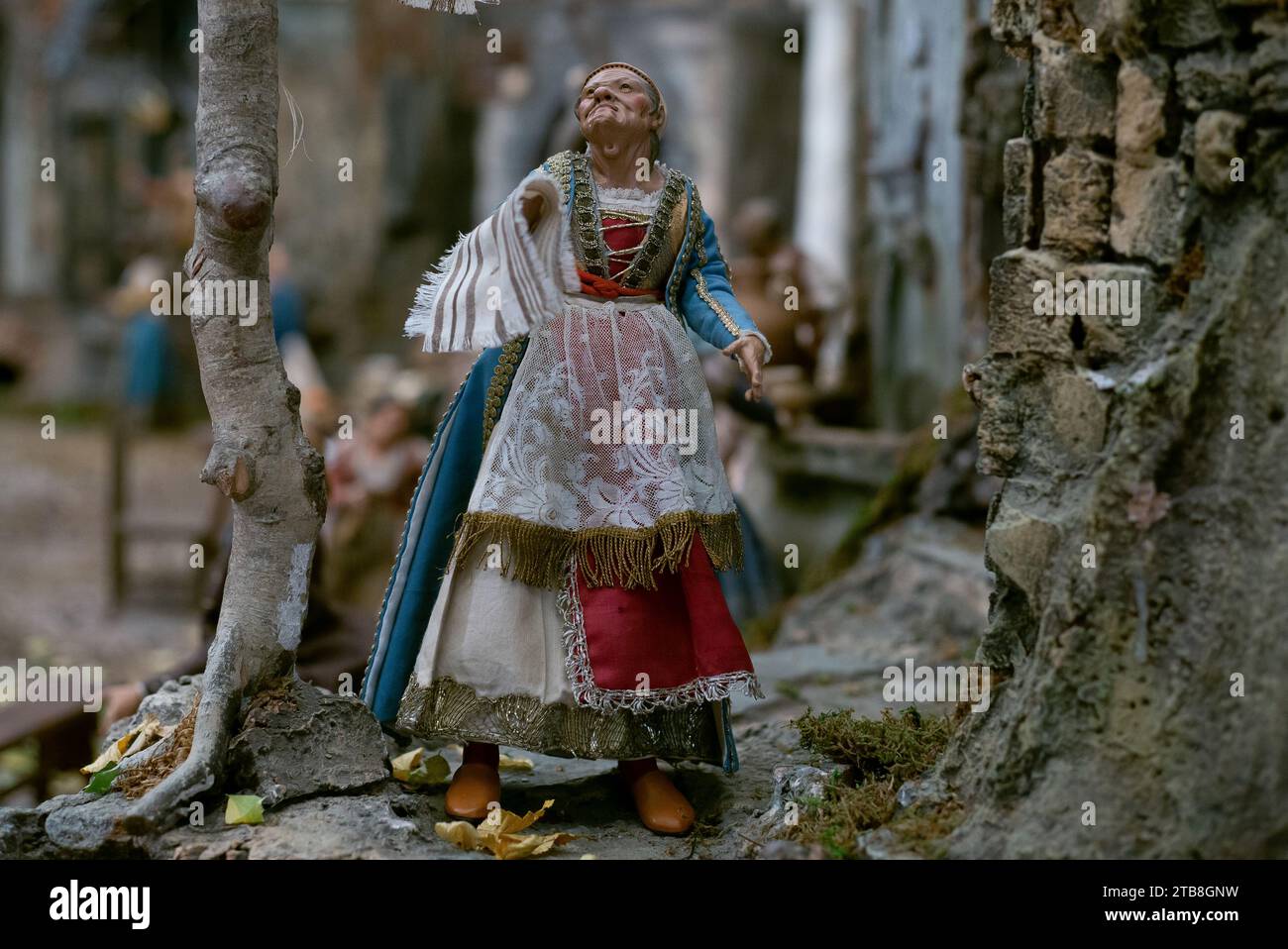 Diverse figure del XVIII secolo del presepe napoletano del principe sono esposte durante la loro presentazione, presso il Palazzo reale, a Decembe Foto Stock