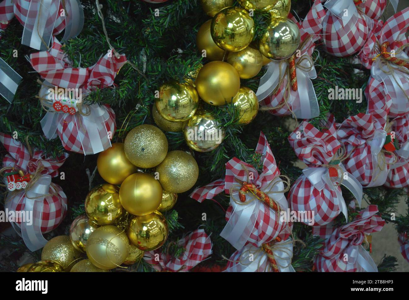 Palline di Natale dorate con decorazione rossa. Zoom foto Foto Stock