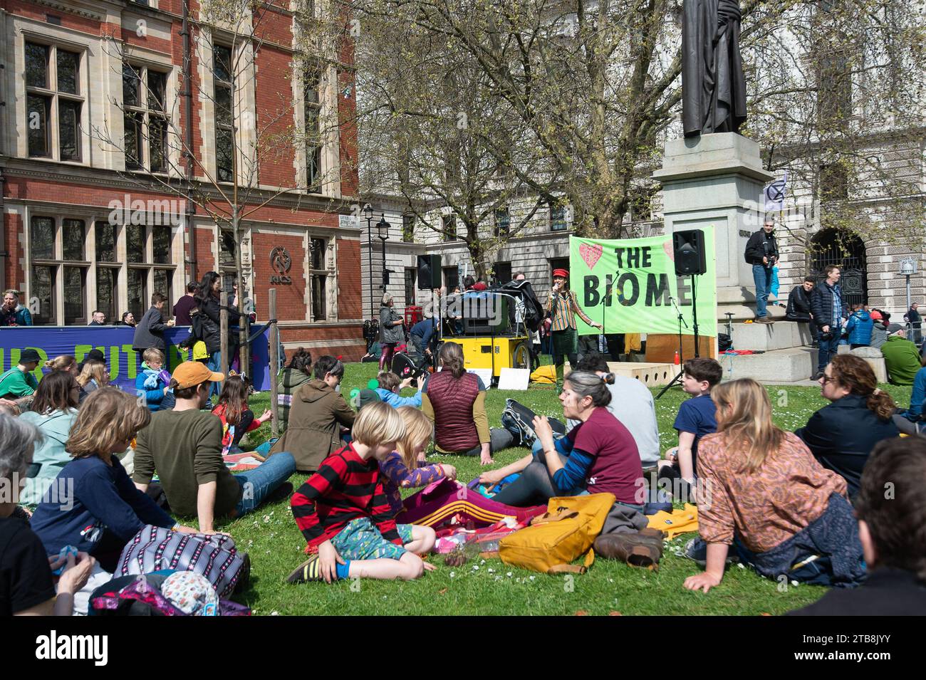 Westminster, Londra, Regno Unito. 22 aprile 2023. Migliaia di ribelli della ribellione di estinzione si trovavano a Westminster, Londra oggi, il secondo giorno del grande, Uniti per sopravvivere all'azione. C'è stata un'enorme marcia della biodiversità della giornata della Terra attraverso le strade di Westminster. XR chiede al governo di intervenire sulla crisi climatica e di non introdurre nuovi combustibili fossili. Credito: Maureen McLean/Alamy Foto Stock