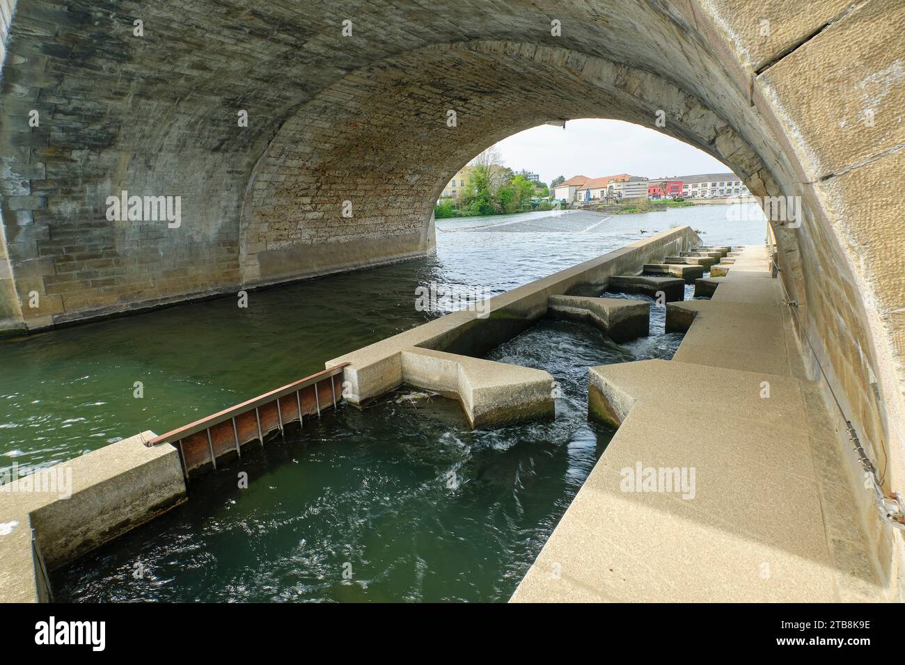 Gray (Francia nord-orientale): il fiume Saone si sviluppa con la diga e la sua scala di pesci Foto Stock