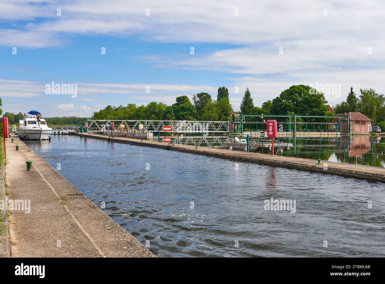 Chiusa 2 ad Auxerre e la sua diga ad ago e a lembo sul fiume Yonne, sviluppo del canale navigabile Foto Stock
