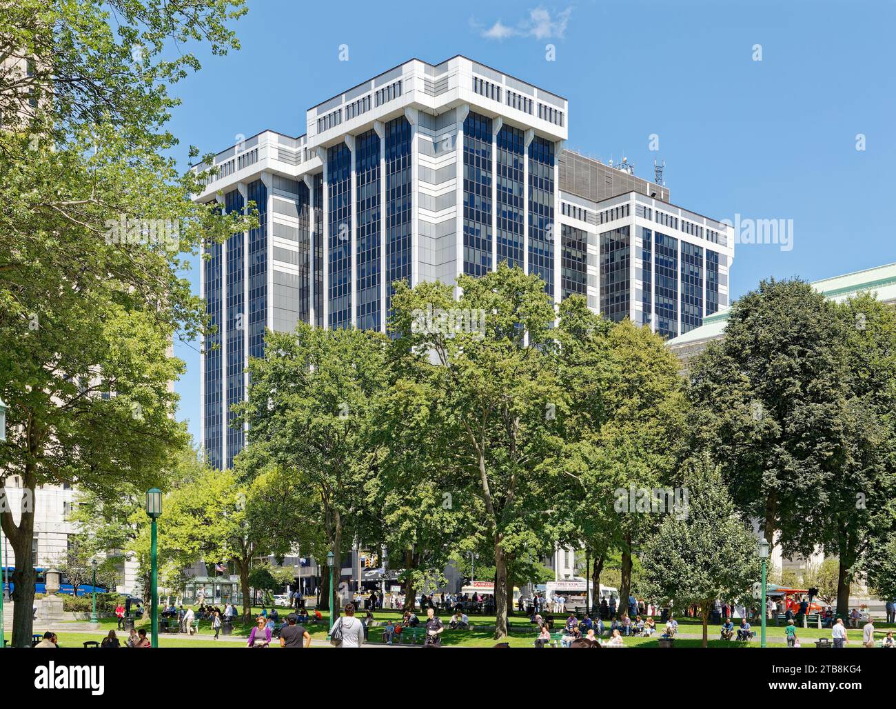 One Commerce Plaza, un grattacielo del centro di Albany, ha avuto la sua facciata in marmo bianco sostituita da pannelli di metallo grigio e bianco nel 2006/7. Foto Stock