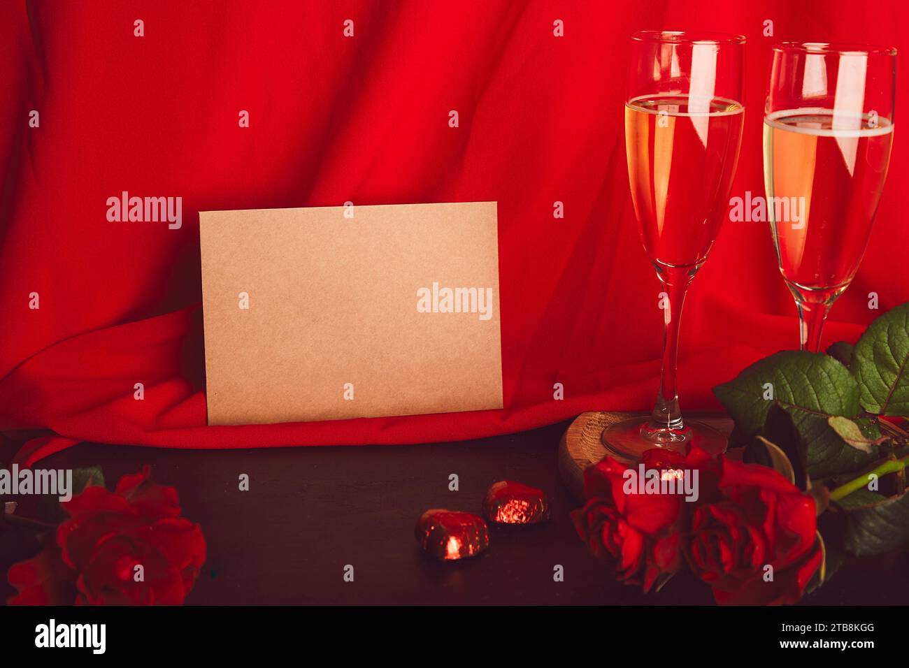 Modello da cartolina per San Valentino estetico. Champagne, rose e caramelle di cioccolato. Foto Stock